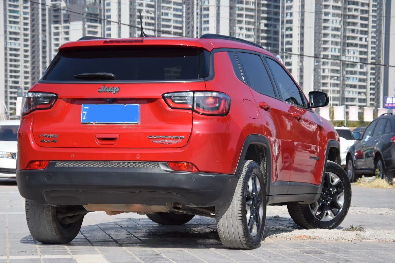 指南者 做为城市suv中偏冷门的车系,但这辆顶配车型选用红色车漆配上