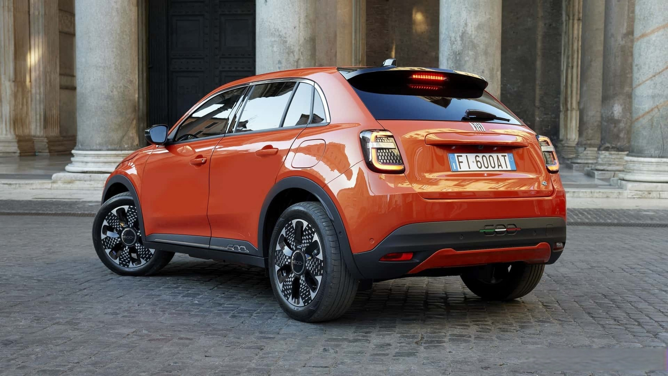 全新菲亚特600正式发布,新车定位小型纯电suv,与标致e2008同平台.