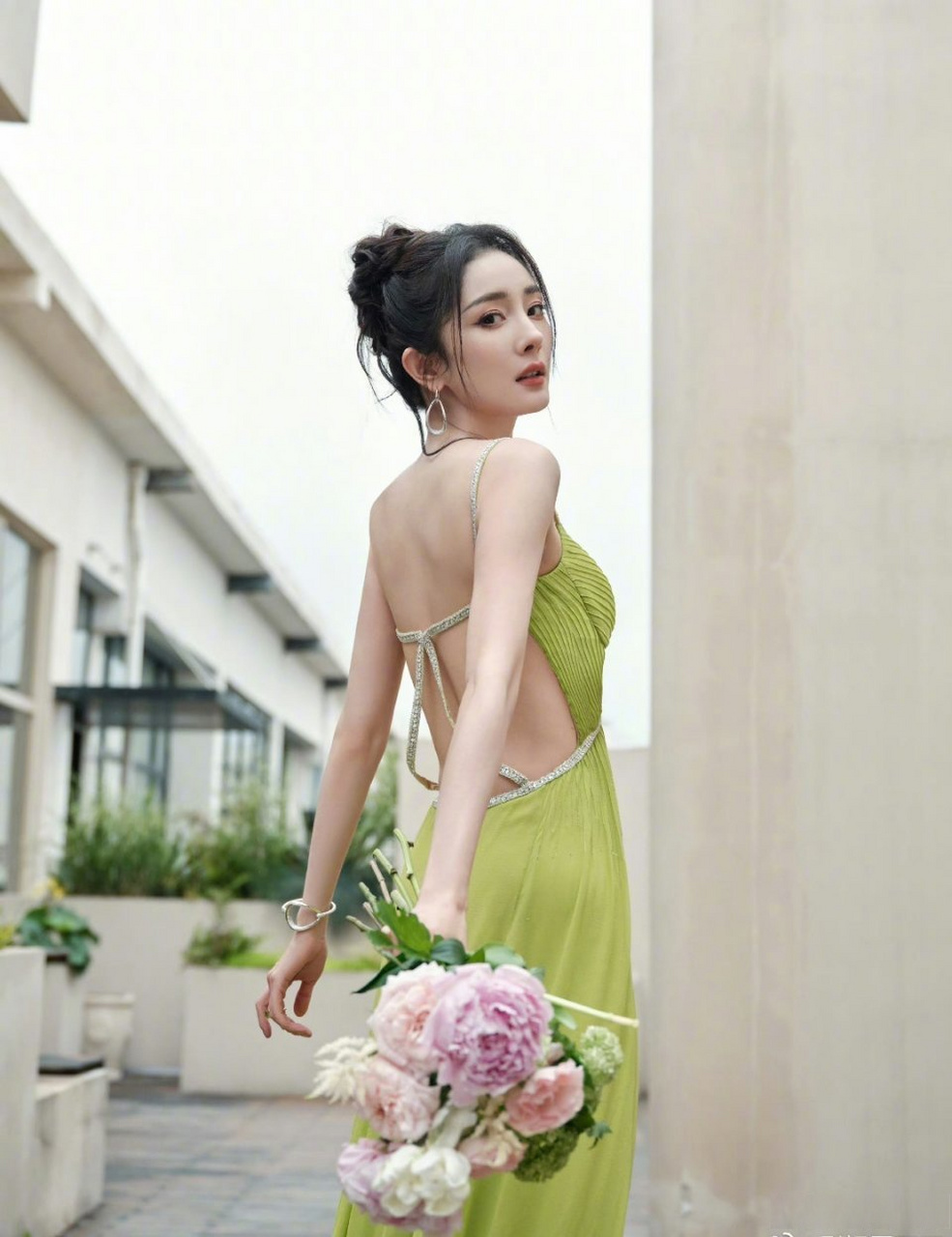 时隔十年再见杨幂的露背照,果然红气养人,她的仪态进步还是蛮大的.