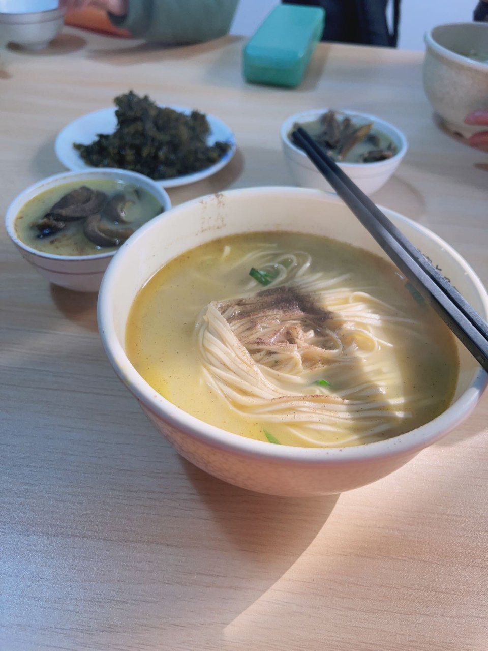 宝应氾水长鱼面 烟花三月下扬州,这一次也算是下了个扬州,只不过下的