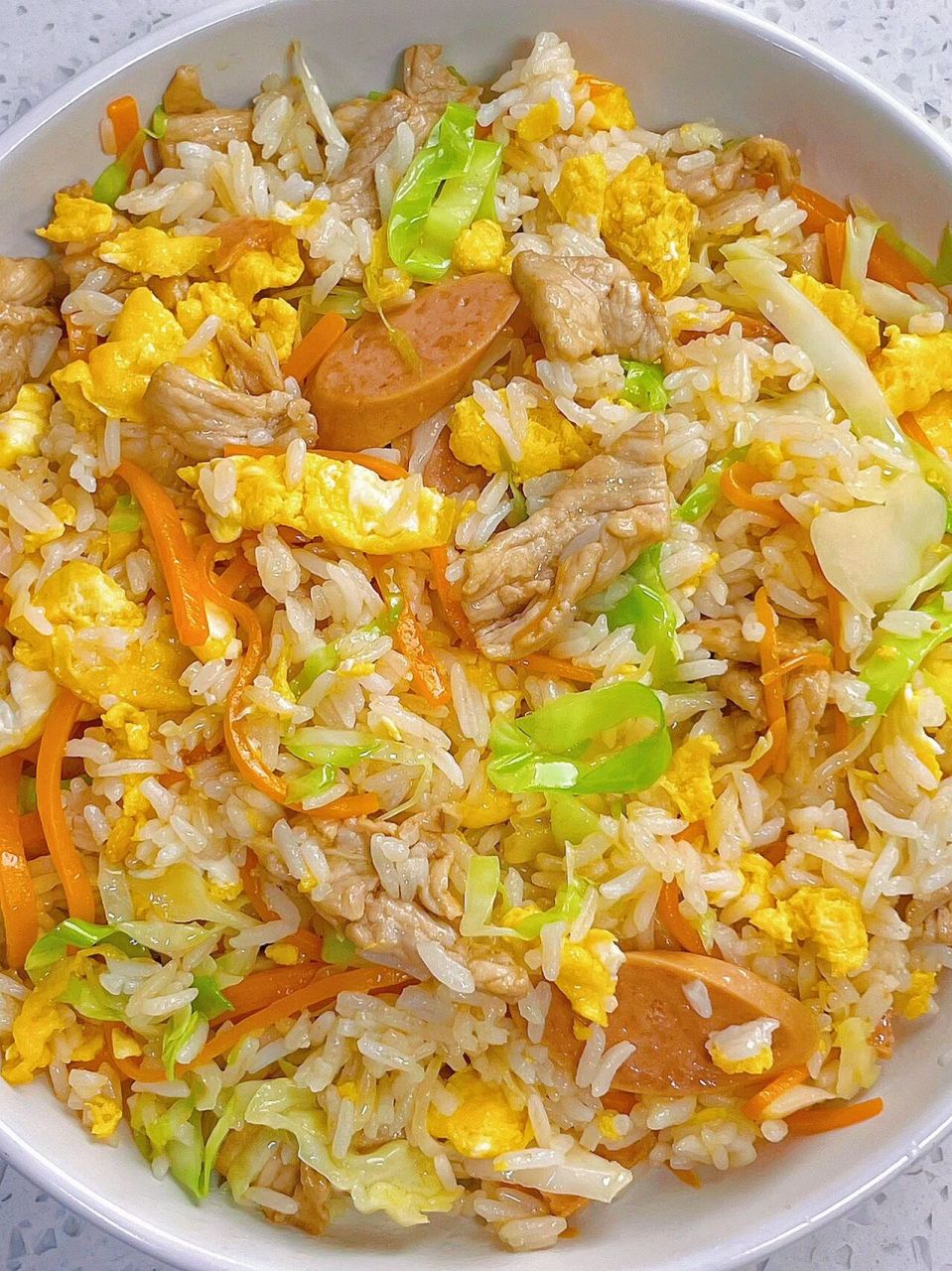 色香味俱全的肉片炒饭呀～ 🍓做法: 1⃣️瘦肉洗净切片,加少量