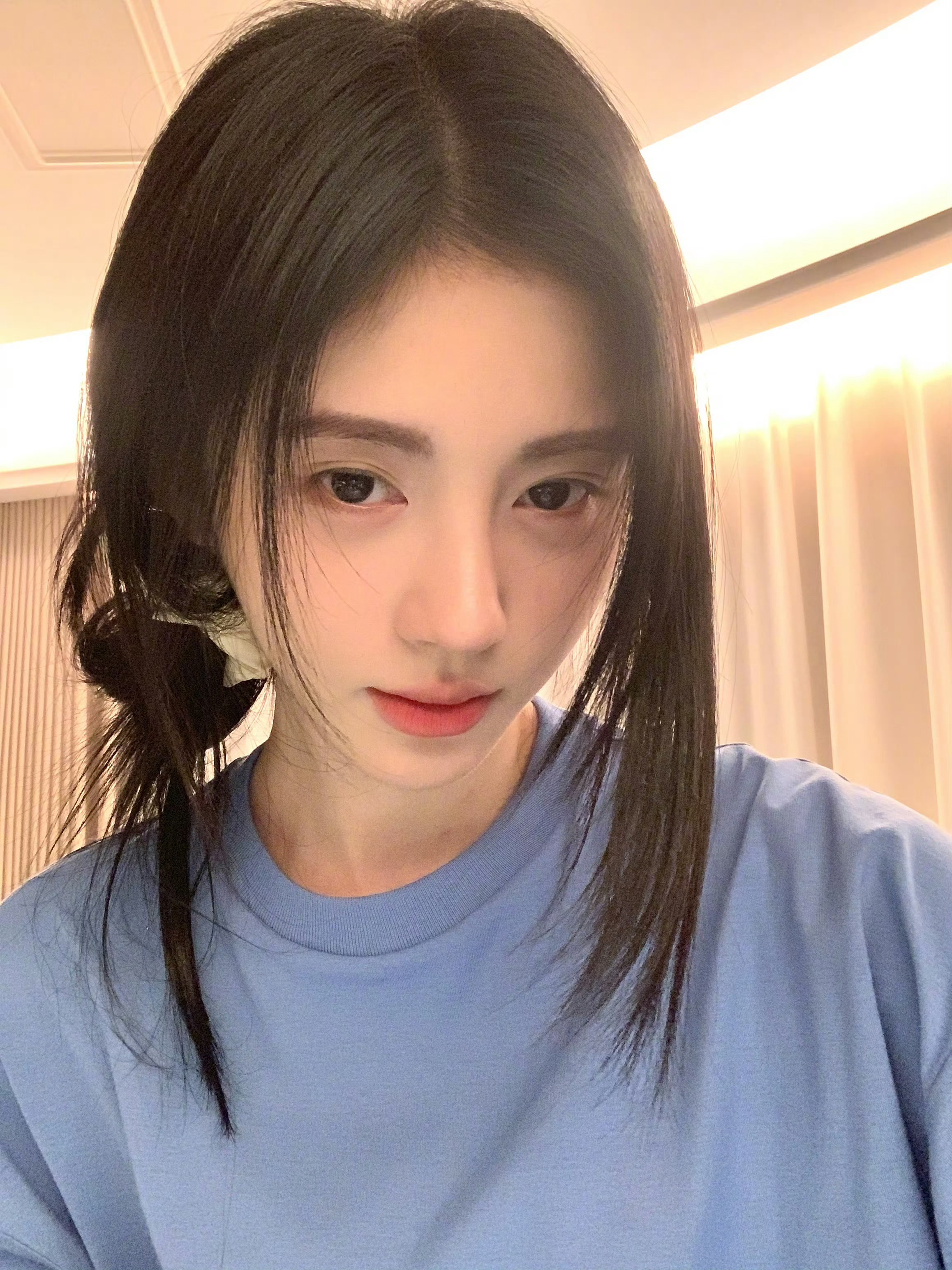 鞠婧祎慵懒扎发##鞠婧祎蓝衣四宫格#鞠婧祎美照来啦!