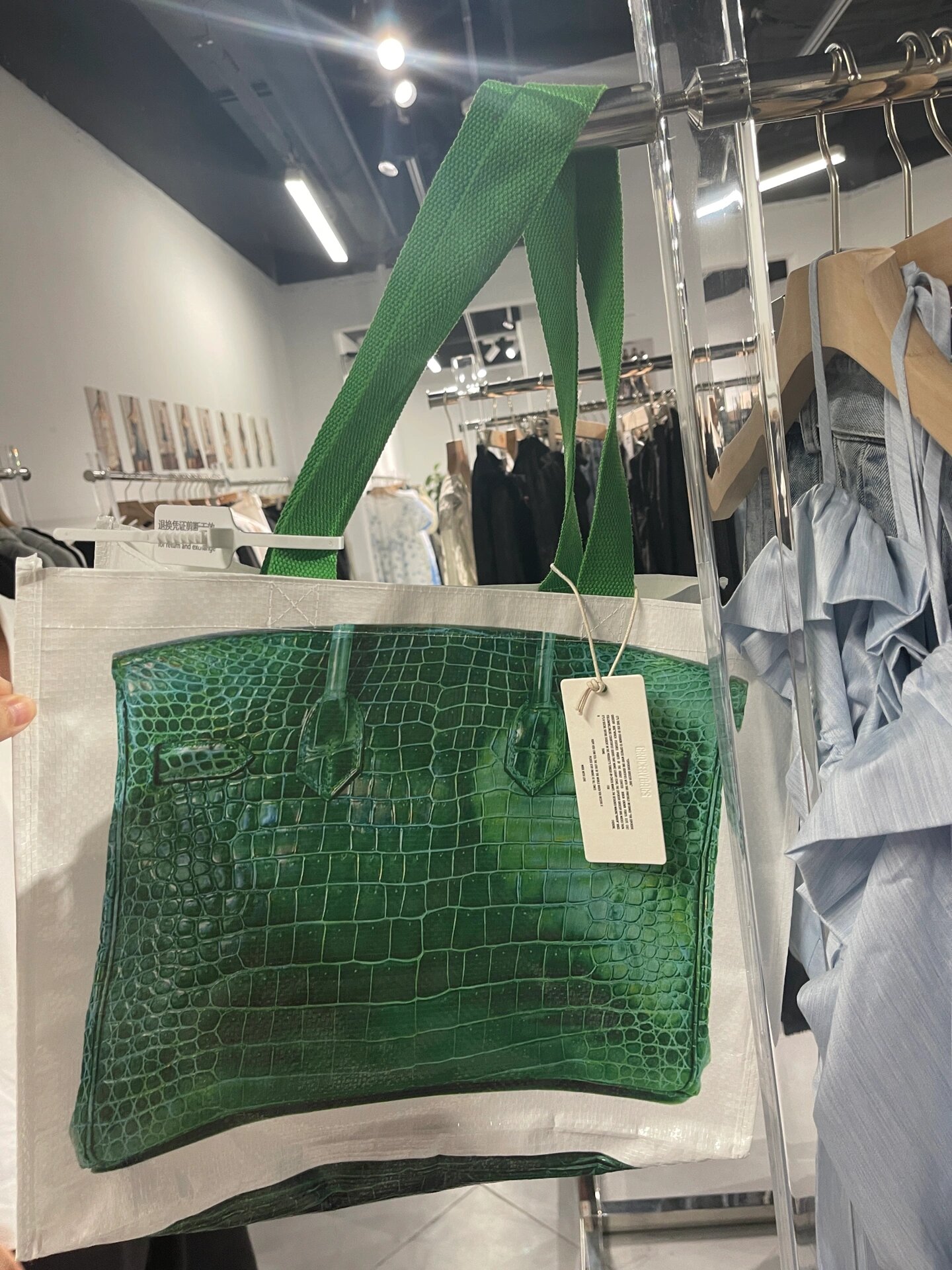 这个06199的爱马仕蛇皮袋真的没对手95 乍一看觉得挺有意思 仔细