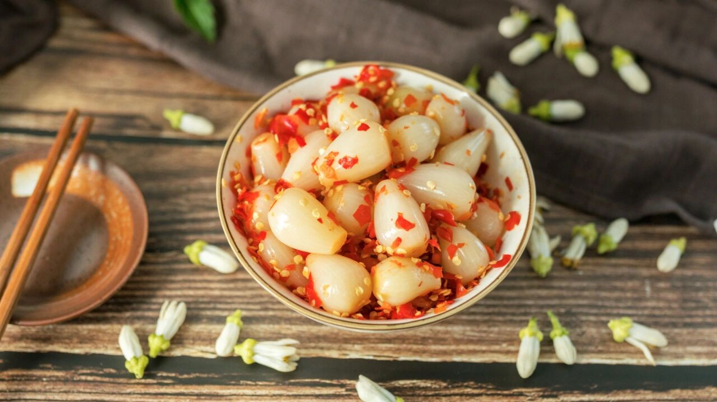 脆嫩多汁,酸酸辣辣 在我们湖南农村,很多主妇都会挖藠头(北方人叫野葱