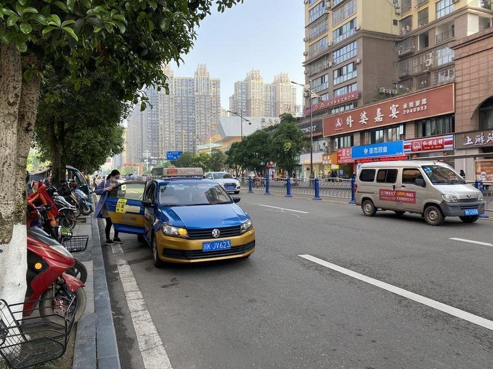 4月19日,内江出租车顶灯led显示屏循环播放着两则宣传标语,乘客上车