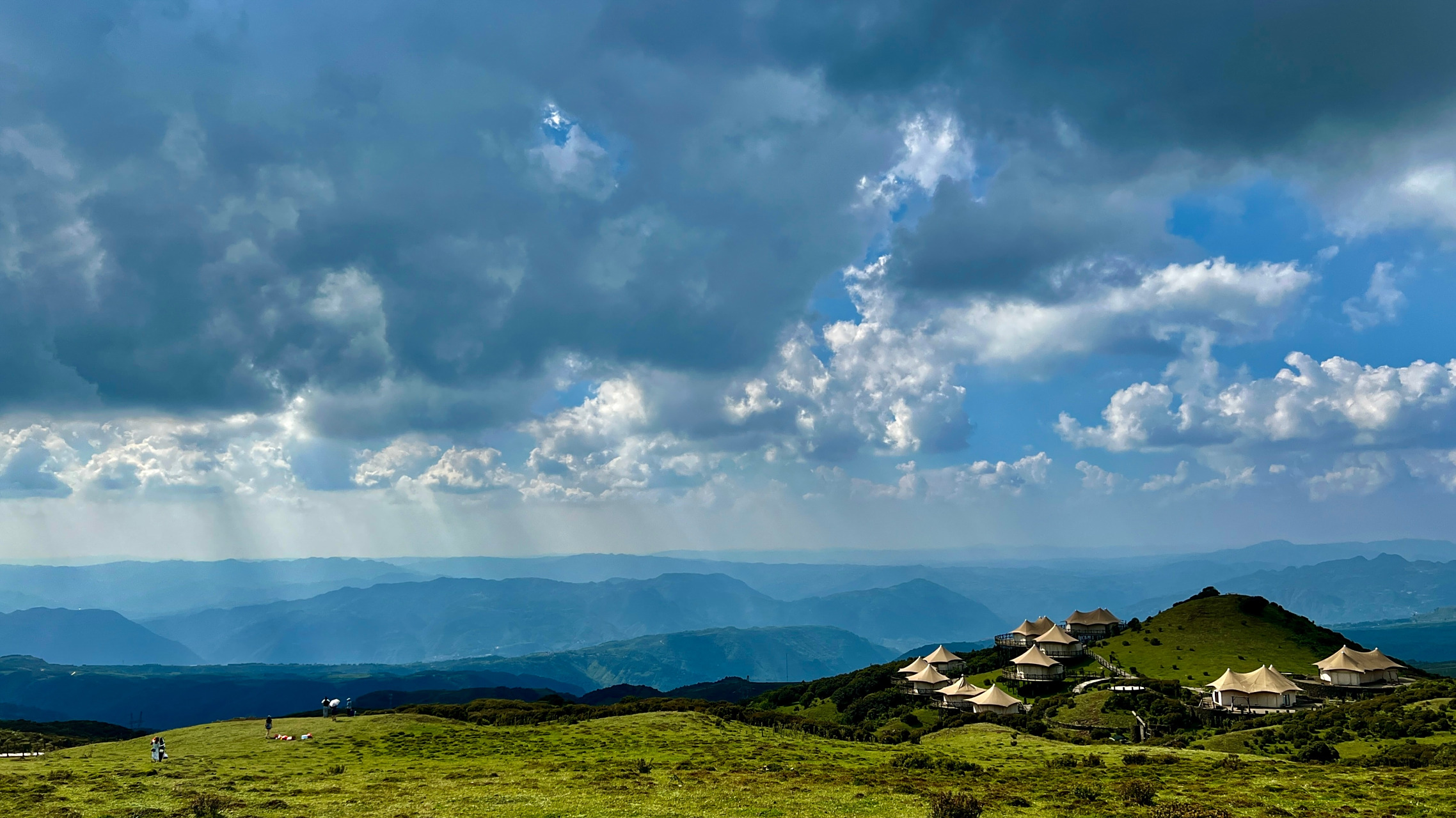 位于六盘水市盘州市乌蒙镇与坪地彝族乡境内.