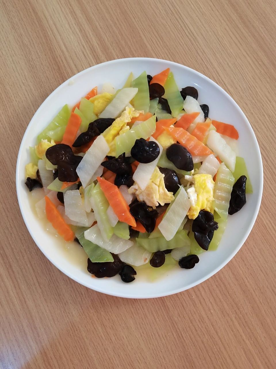 胡萝卜,山药,莴笋去皮冲洗干净,用花刀切成菱形的片备用(山药要泡入