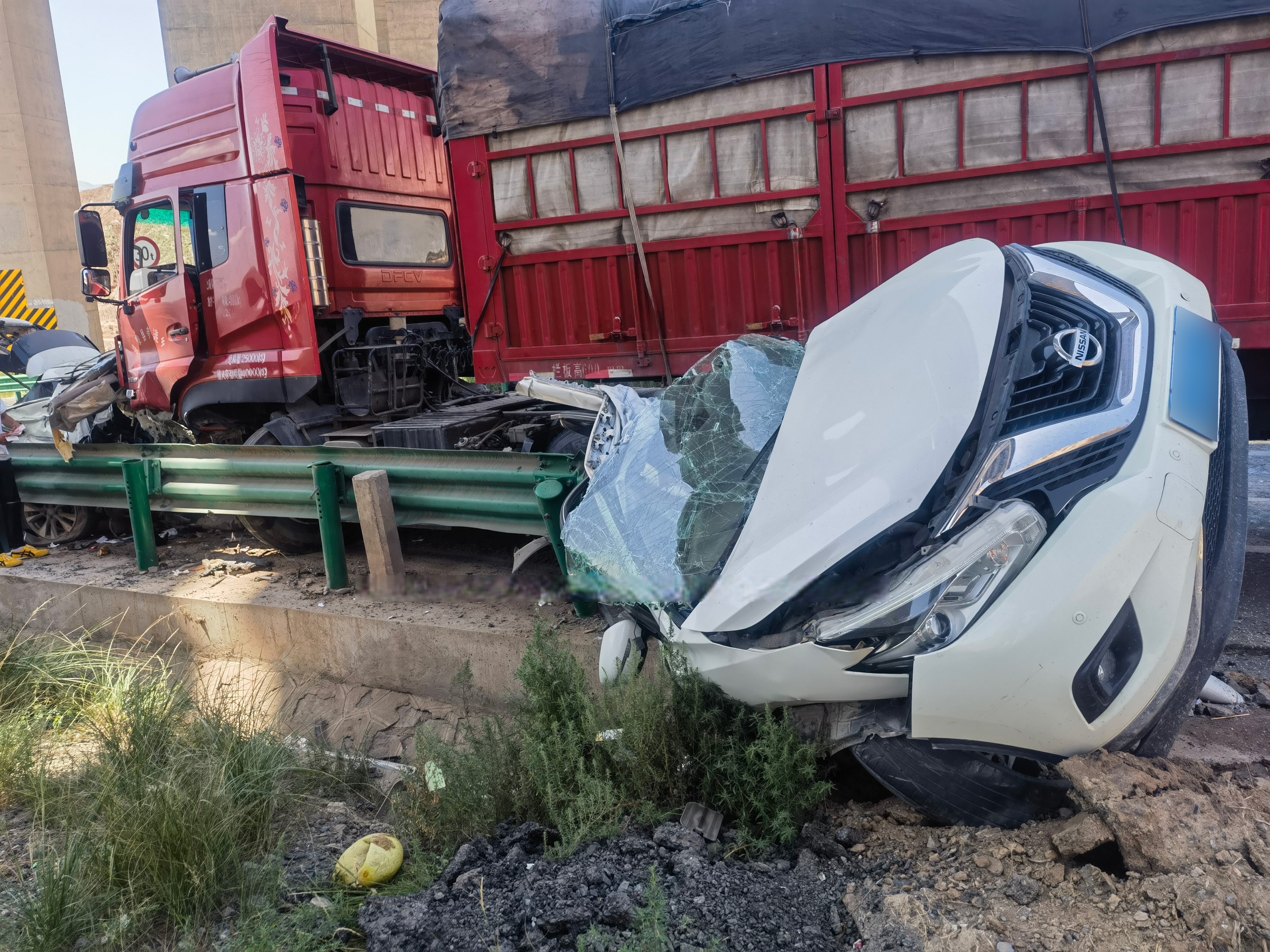 一边设置警戒疏导交通,防止二次事故发生,一边迅速救助受困人