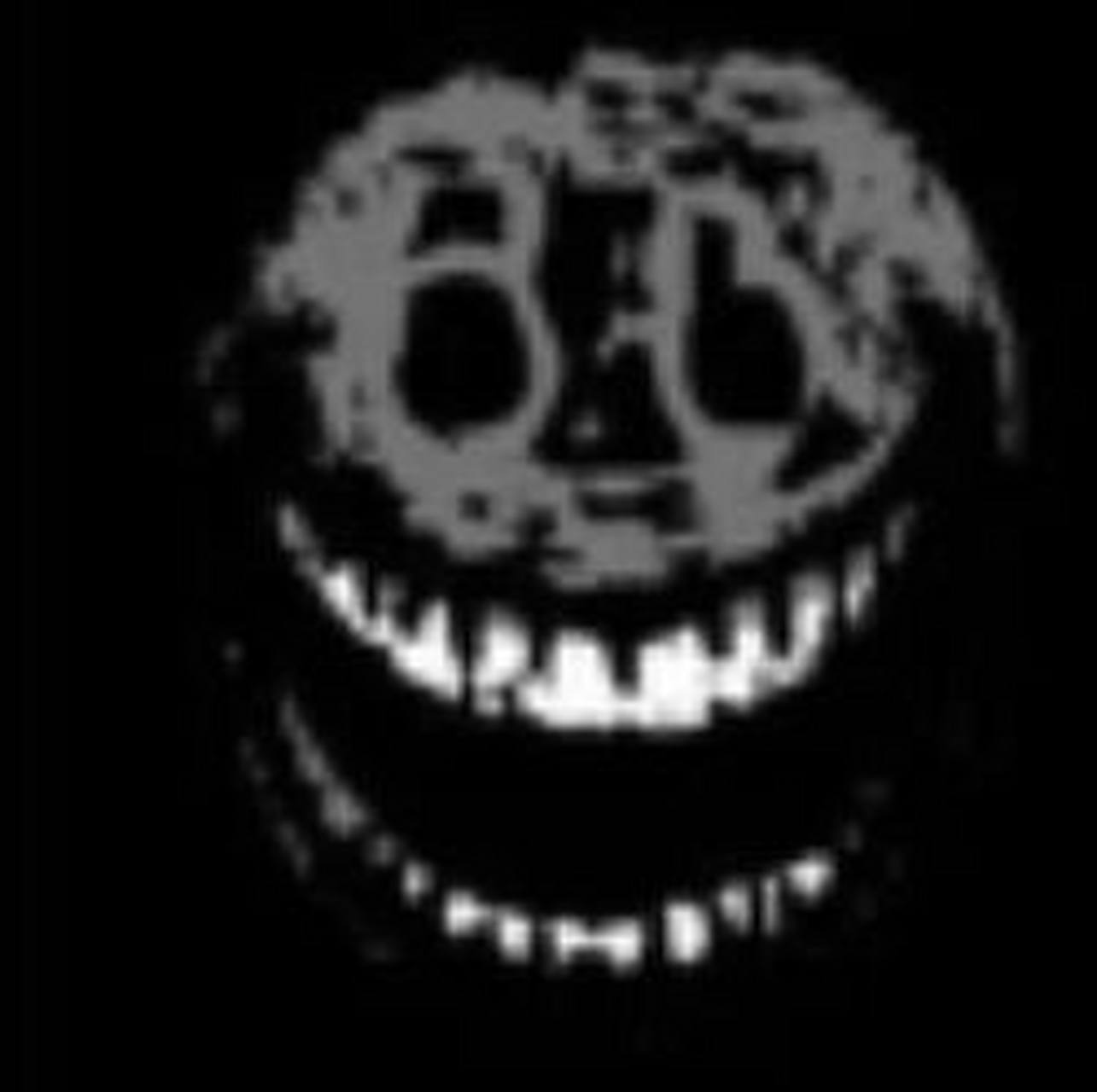 注意,不能去前一关躲,通风管道,地下室和柜子可以