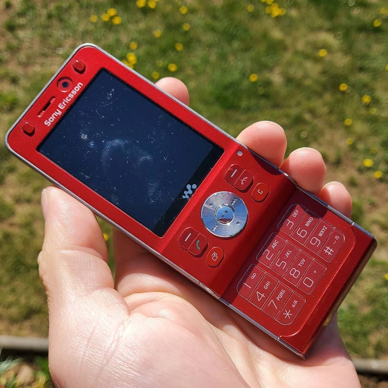 年上市的w908i,是一款超薄滑盖手机 	 配置上跟去年的w830基本一样,也