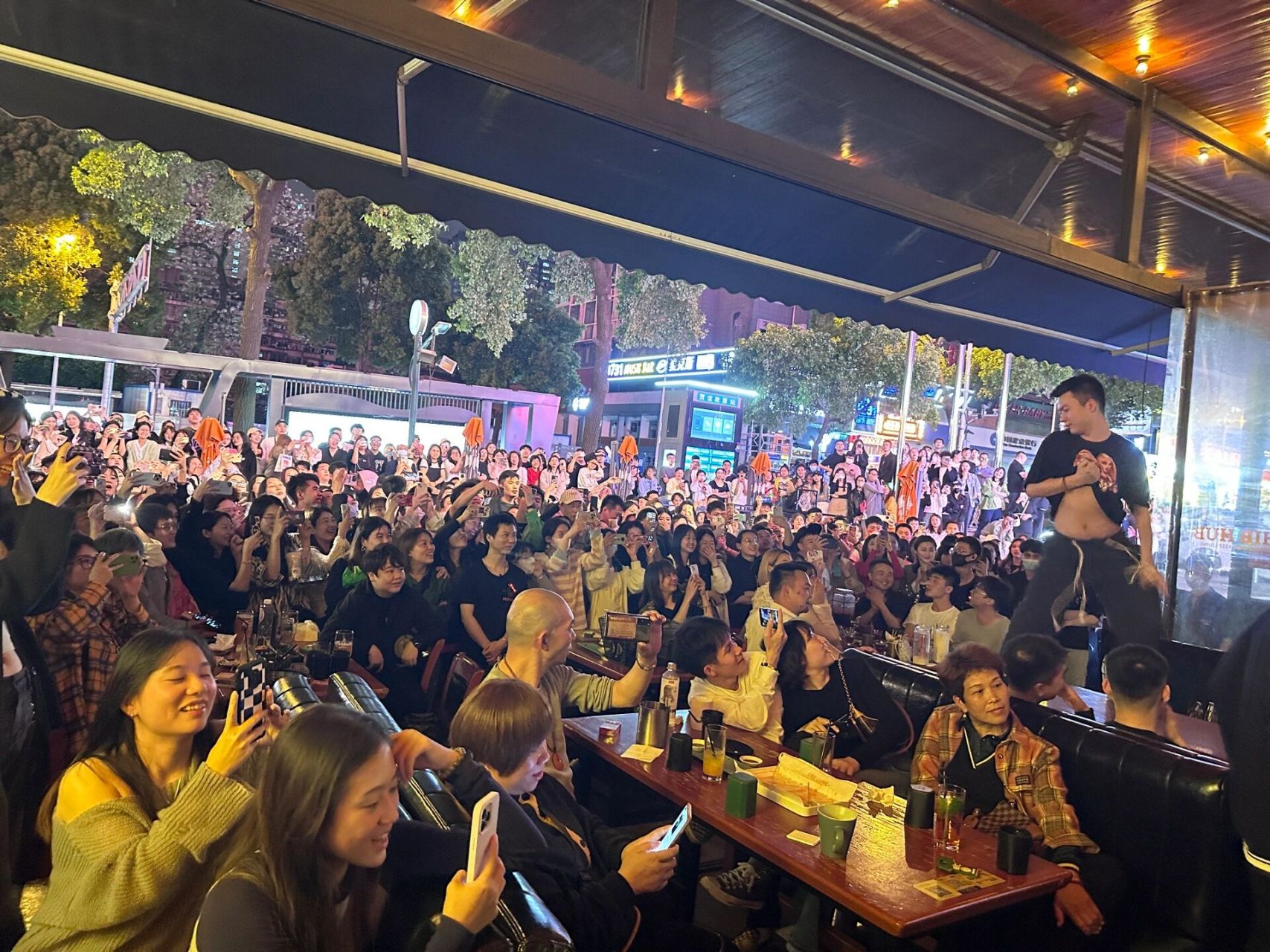 hibhub公社真没那么难排吧 反正如果你是夜里11点再去顶多只能在外面