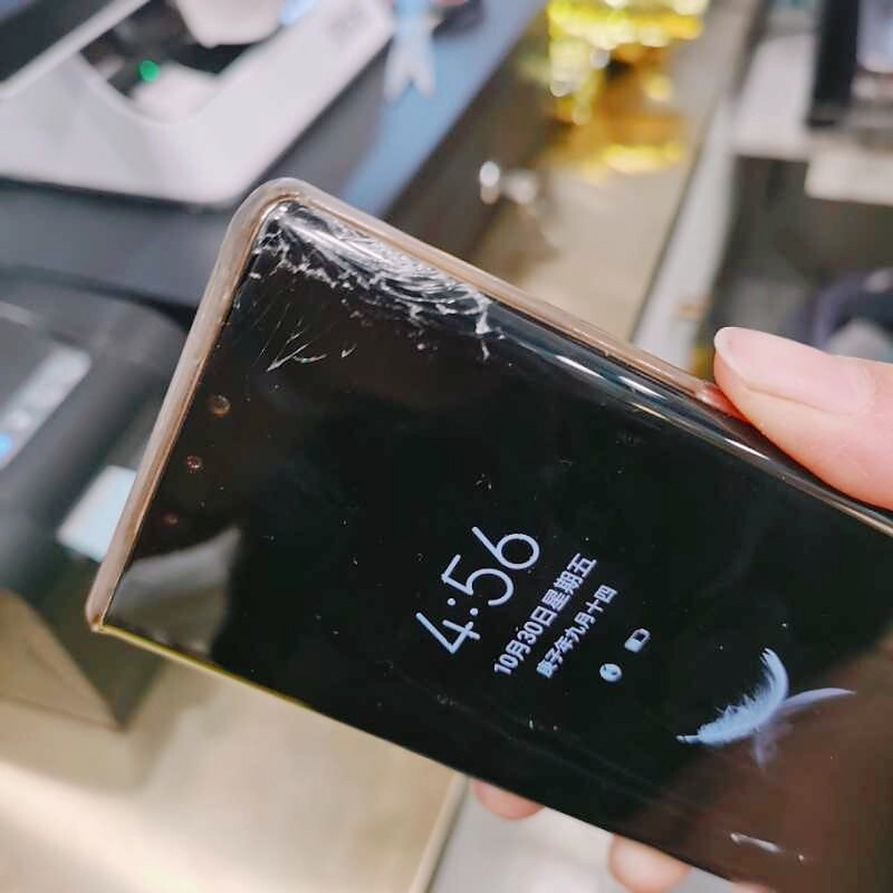 一定一定不要买华为mate30pro,拔草拔草 03一摔就碎,华而不实的曲面