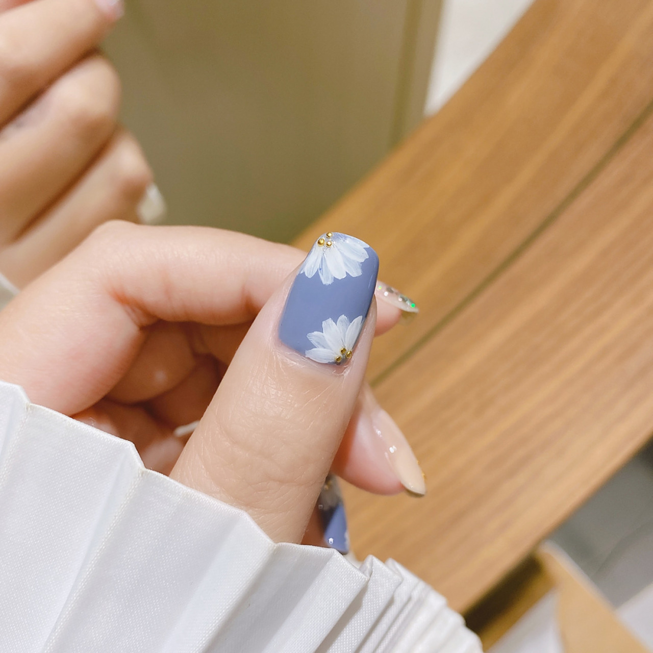 小雏菊美甲98春天蓝撞色温柔奶茶|附教程7815 今天这个蓝色系小