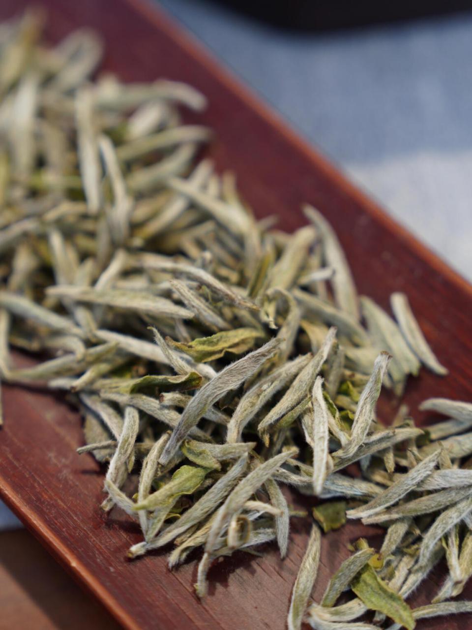 白毫银针作为白茶的塔尖,一直是硬通货,全芽制作,头茬采摘,贵在"早"和