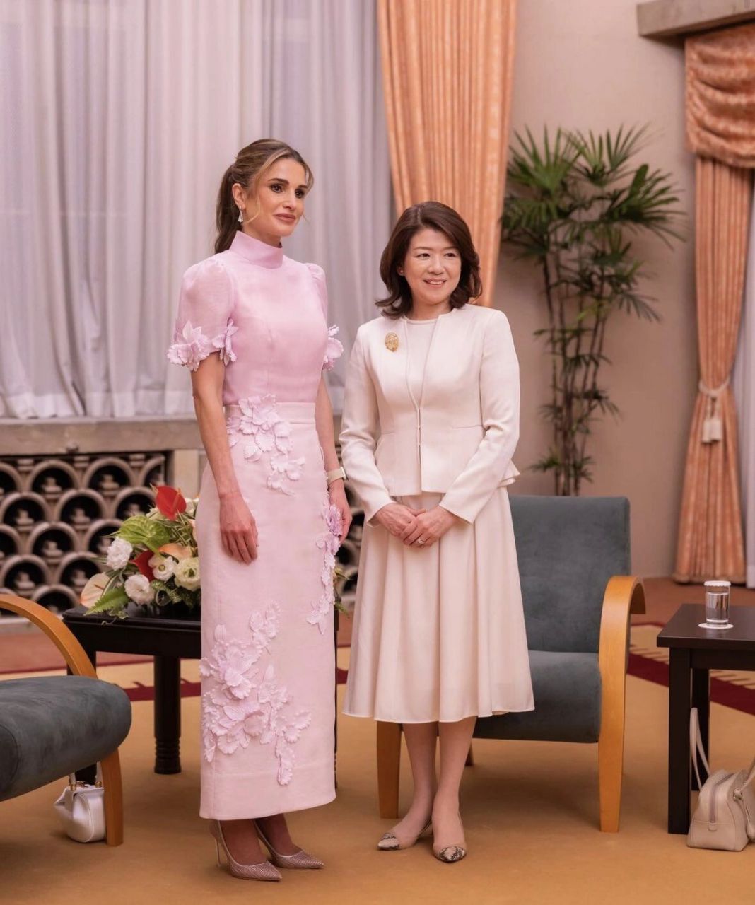 拉尼娅王后以及王储侯赛因王子开始对日本进行正式访问,在会见了日本