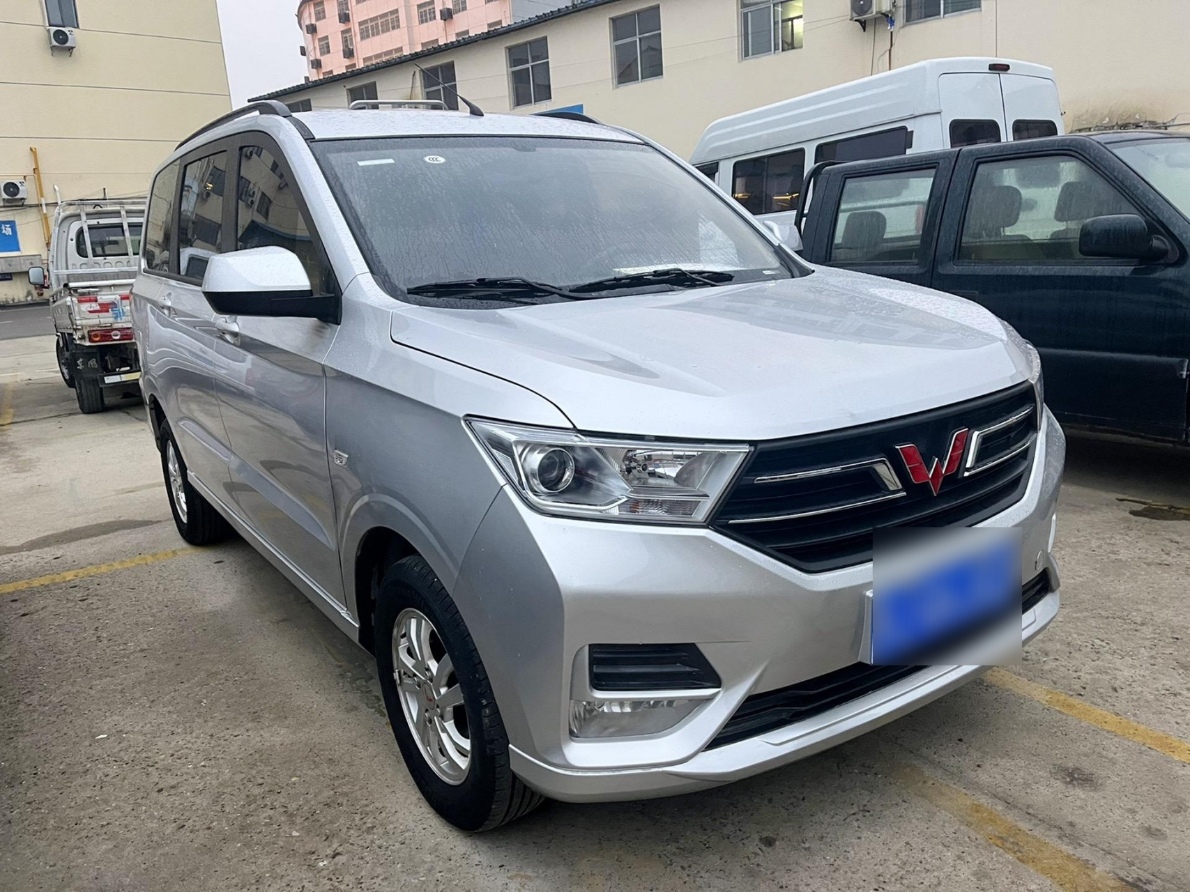 五菱宏光s,2023年五座顶配.新车落地7万多