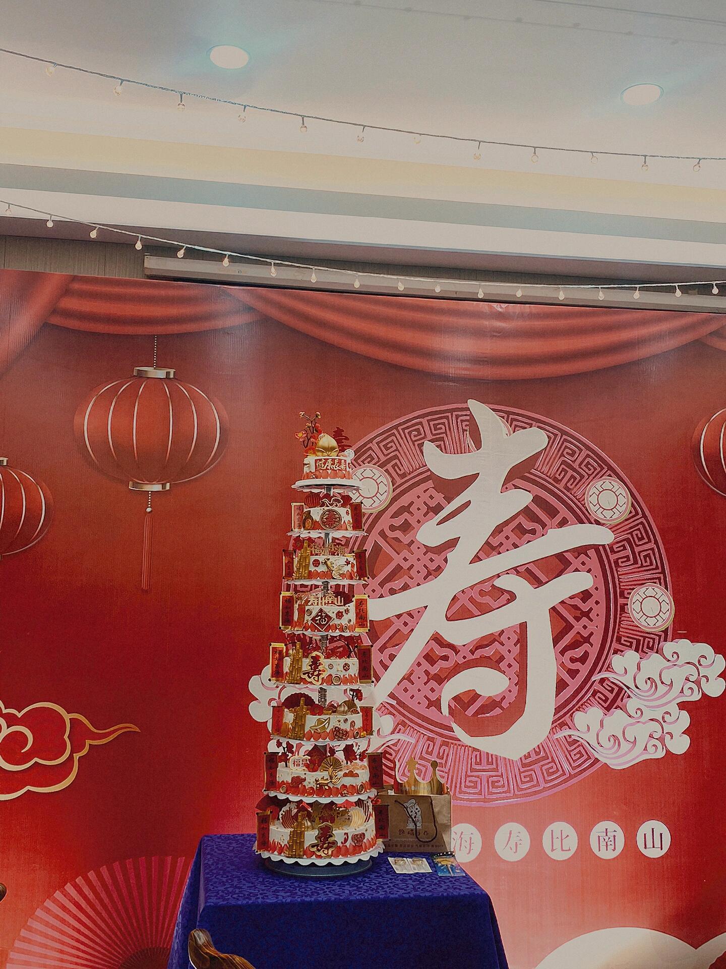 超赞的8层八层9015寿蛋糕.@维多克红玫瑰的动态