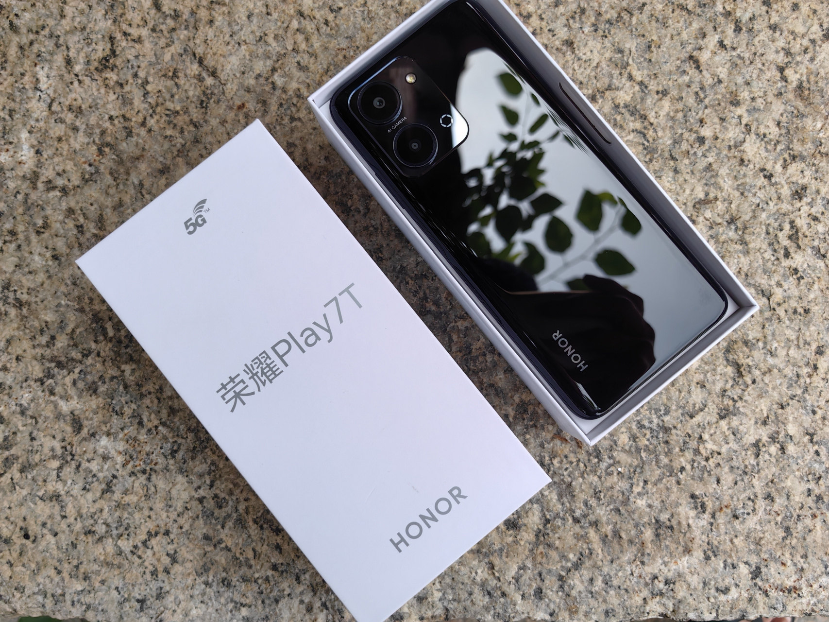 这是刚刚发布的  荣耀play 7t手机  外观设计非常不错,  虽然是千元机