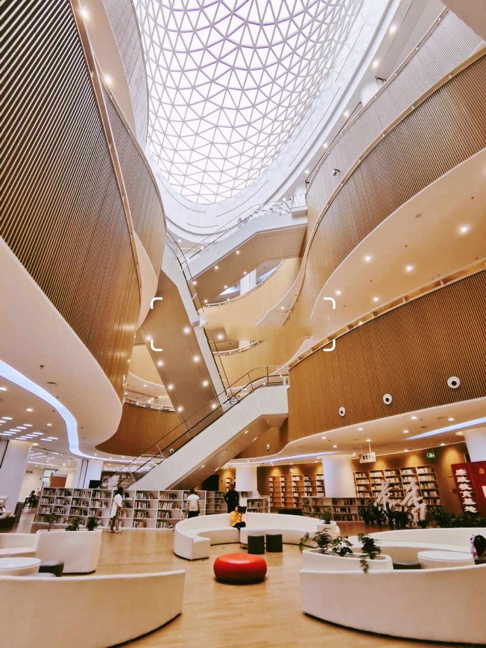 超适合享受安静时光的襄阳图书馆新馆 襄阳图书馆新馆很可啊,整体温馨