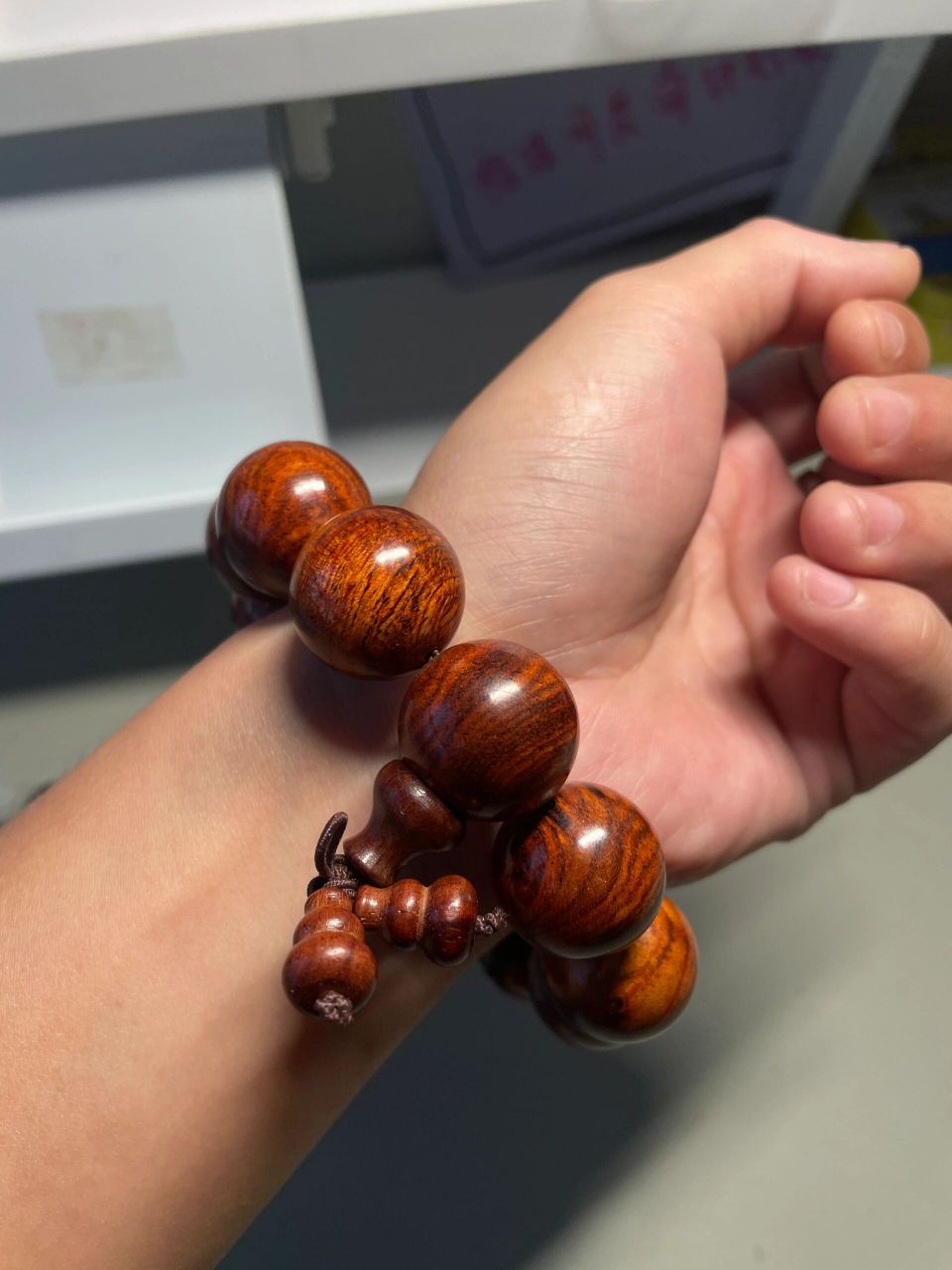 藤香木黄花梨手串烟花纹留疤 没有经过任何修图的原图,可以清晰的看得