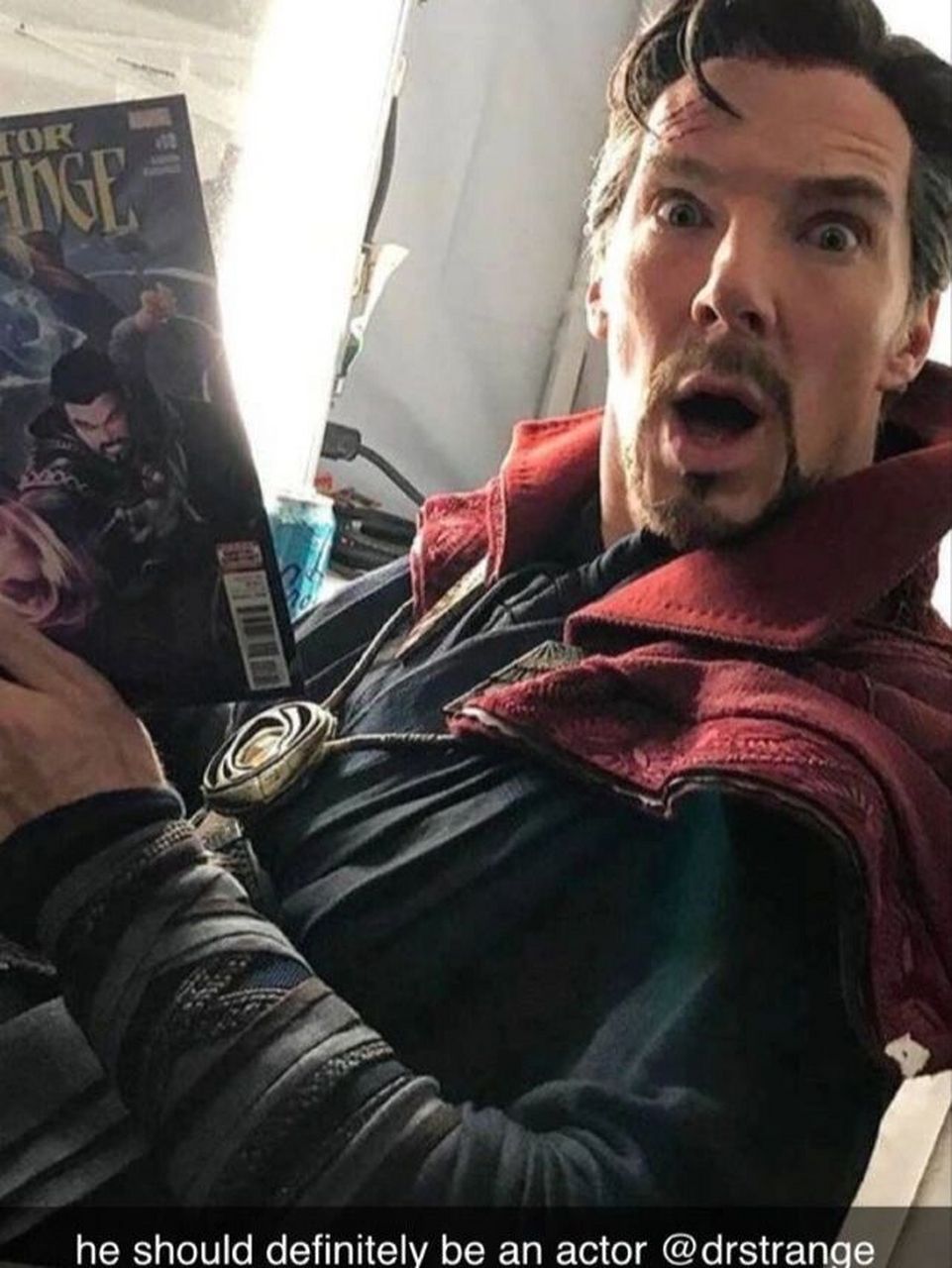 一时全神贯注的看着奇异博士漫画,眨眼之间就贡献了一个表情包.