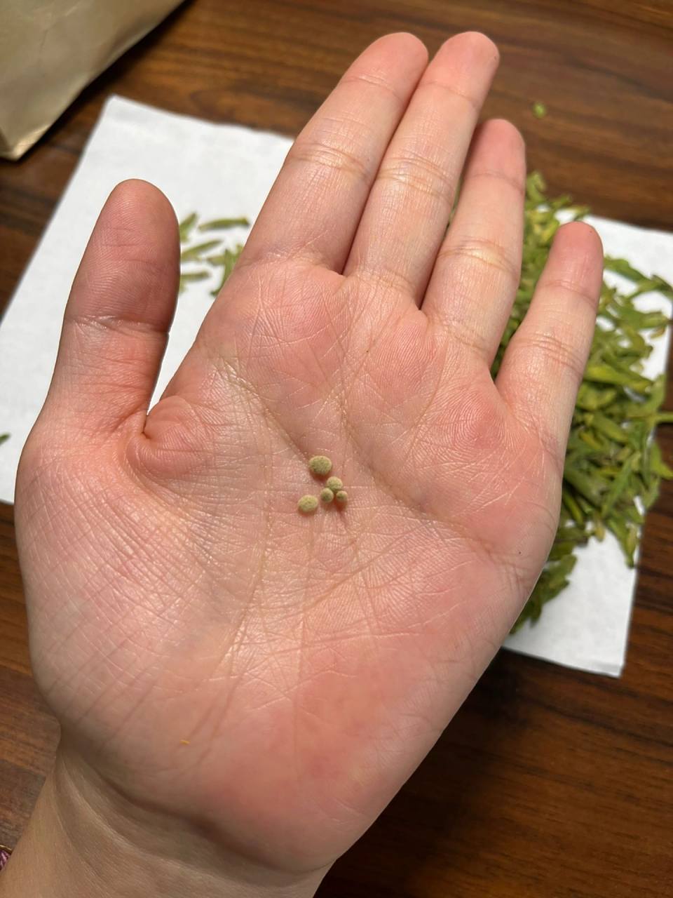 茶叶的小毛毛是发霉还是茶毫? 茶叶长了小绒毛,这是发霉了还是茶毫呢?