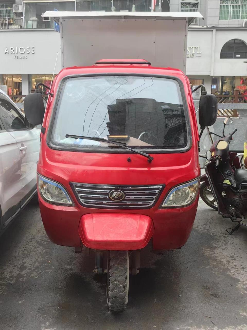 本人出售二手封闭式大型三轮麻木车.八成新,有需要的朋友请来电