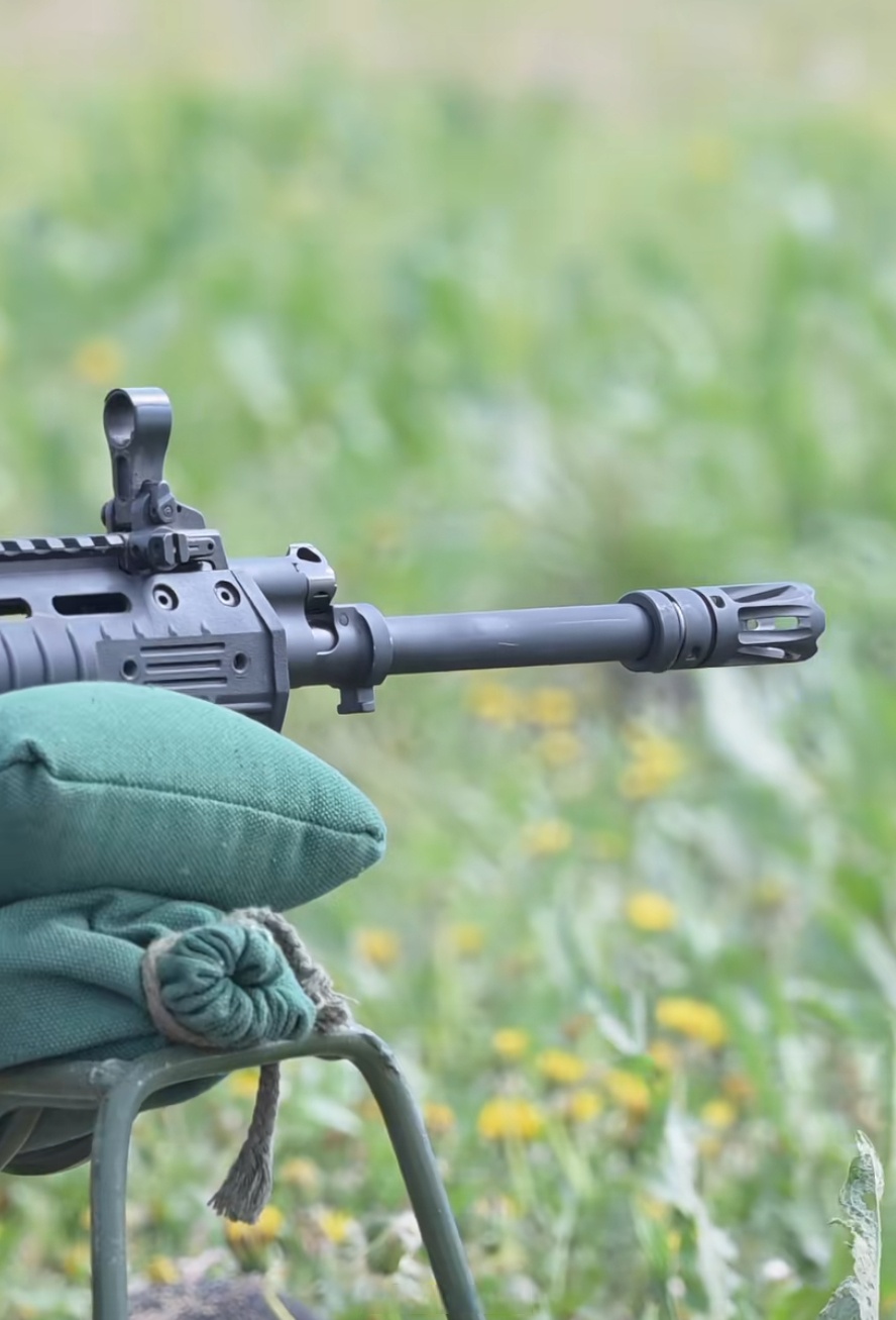 191式步枪细节,透明弹匣降低了弯弹匣对整枪颜值的影响