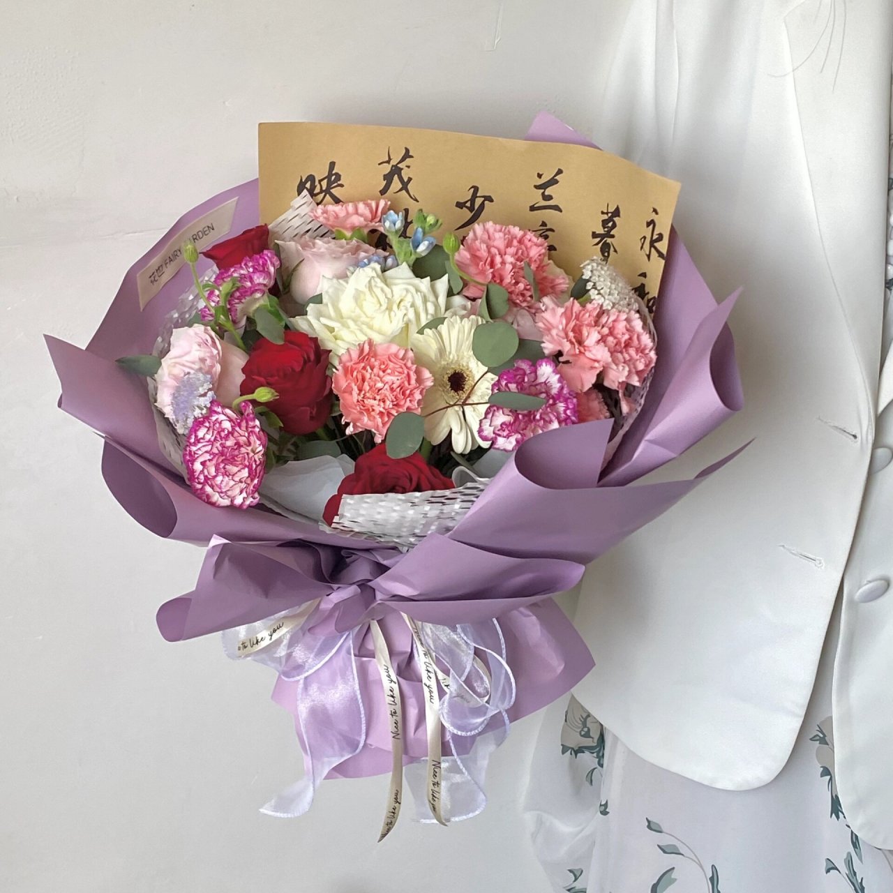 订婚之送妈妈丈母娘什么花 订婚花束向来都是三束 一束是女主的 另外