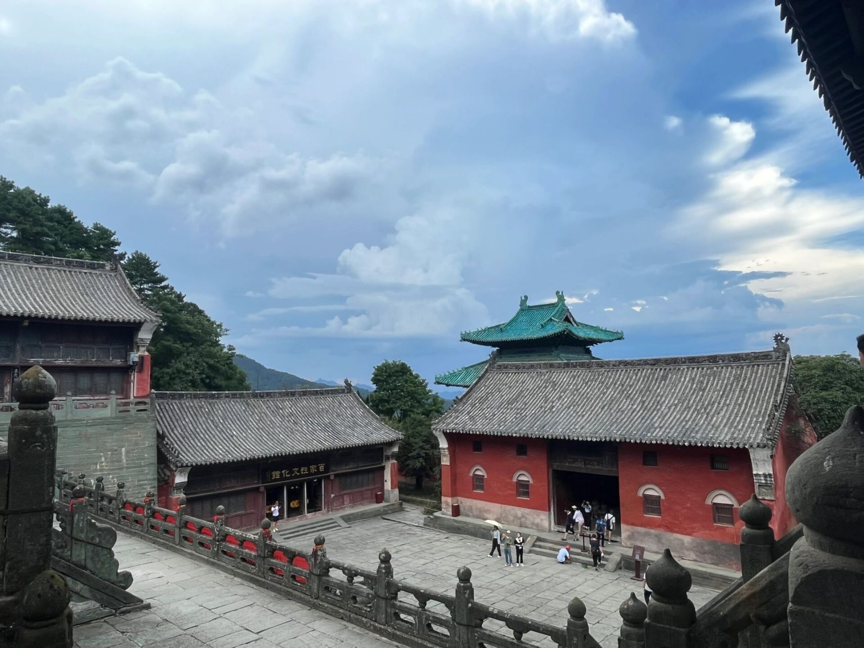 武当山 南岩 两点半进的景区,由于身上带着行李,我们一行人直接坐车到