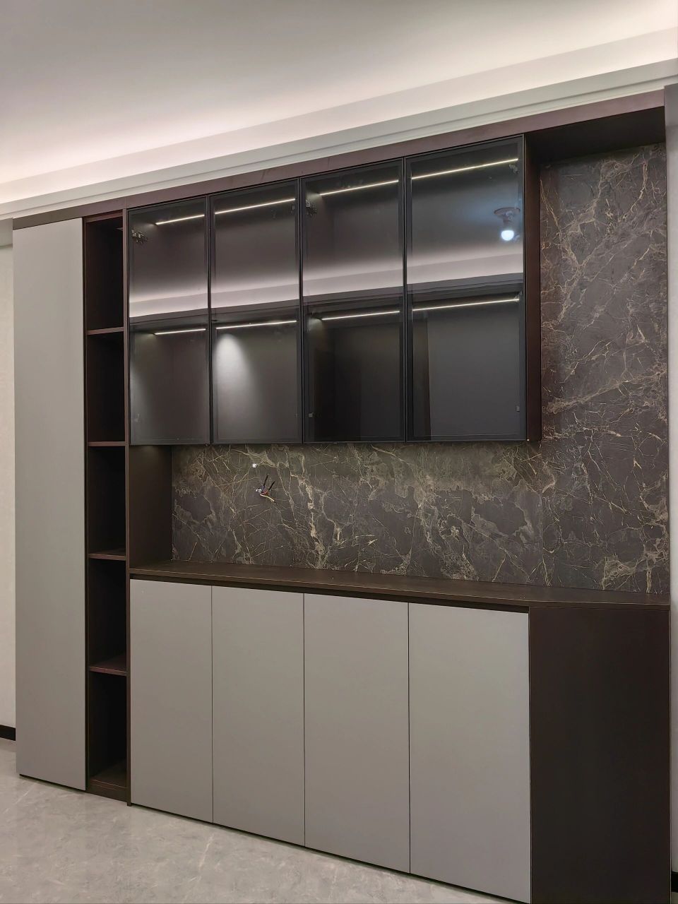 灰色门板适合什么柜体呢  灰色的柜门,嵌入式拉手,一门到顶更显大气!