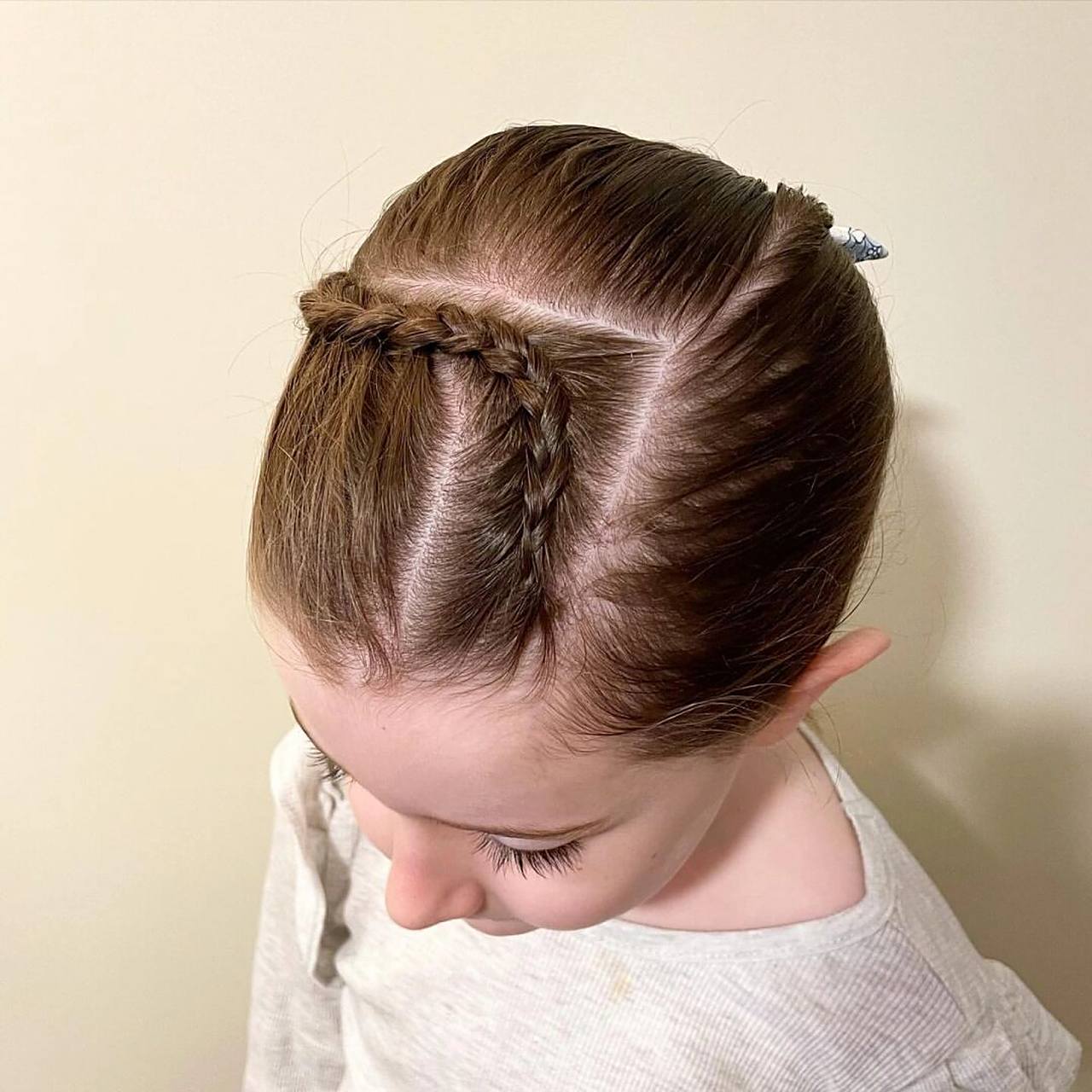 小女孩发型简单扎发推荐低扎马尾辫麻花辫 好看的小女孩编发扎法推荐