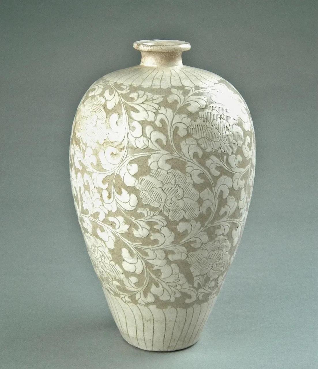 中原藏珍:白釉剔花瓷梅瓶 宋代当阳峪窑制瓷,高34厘米,口径6厘米,底径