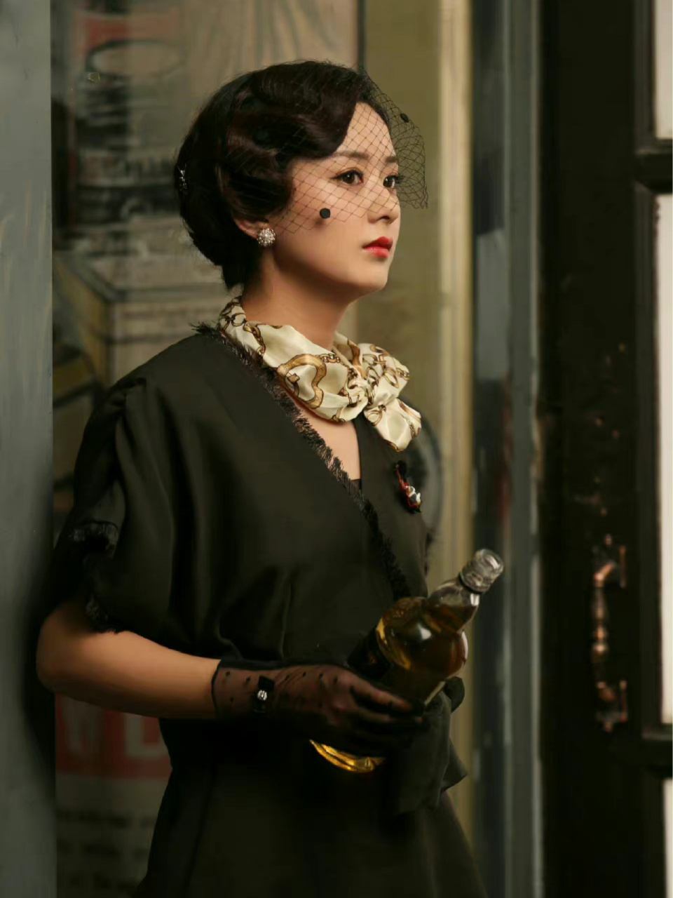 喜欢看这种抗战,特工类型的电视剧 胭脂 赵丽颖在这部剧中的衣服真多