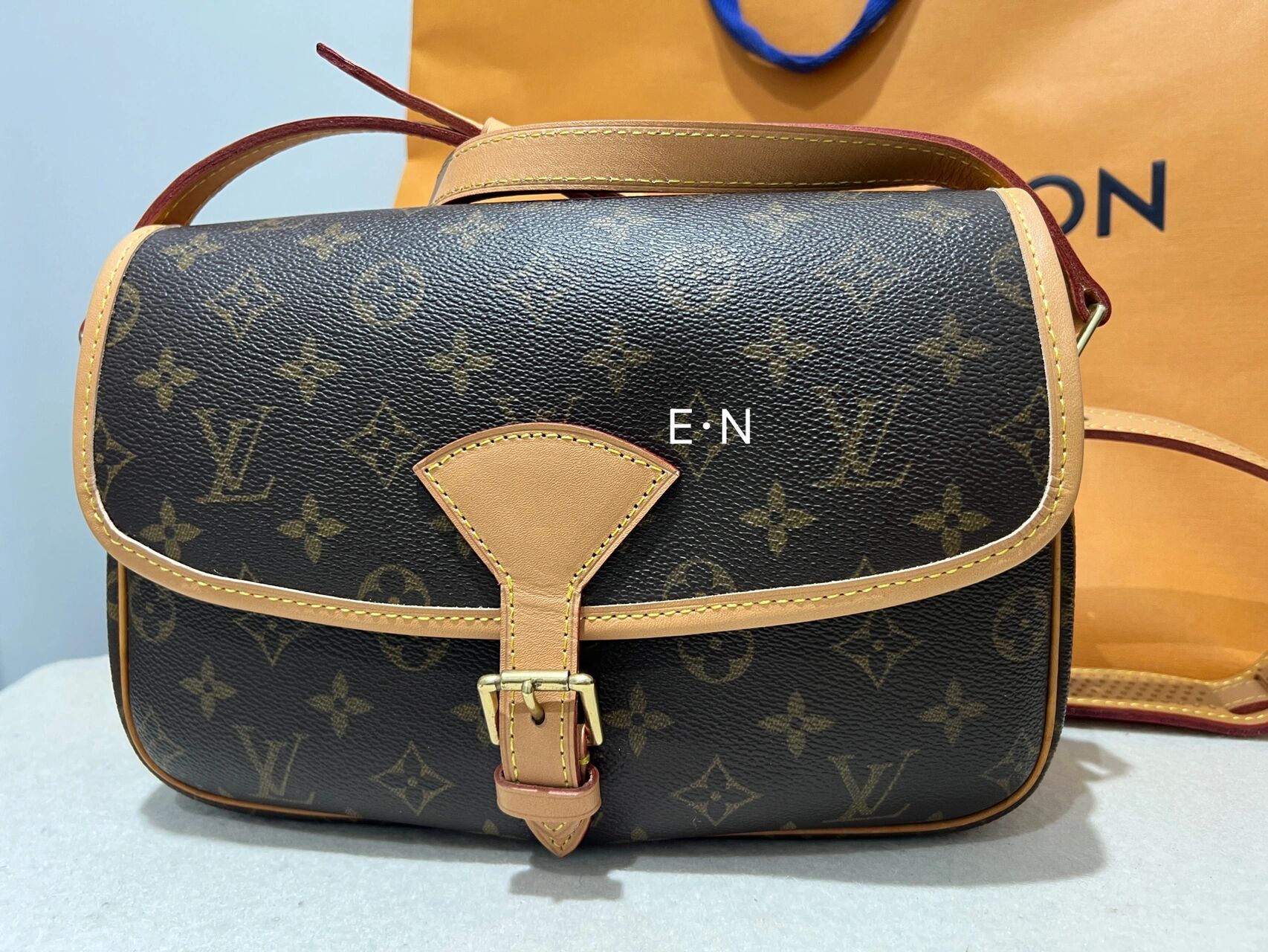 今天聊聊关于lv植鞣革的修复与更换 lv的老花植鞣革包包种类繁多,大家