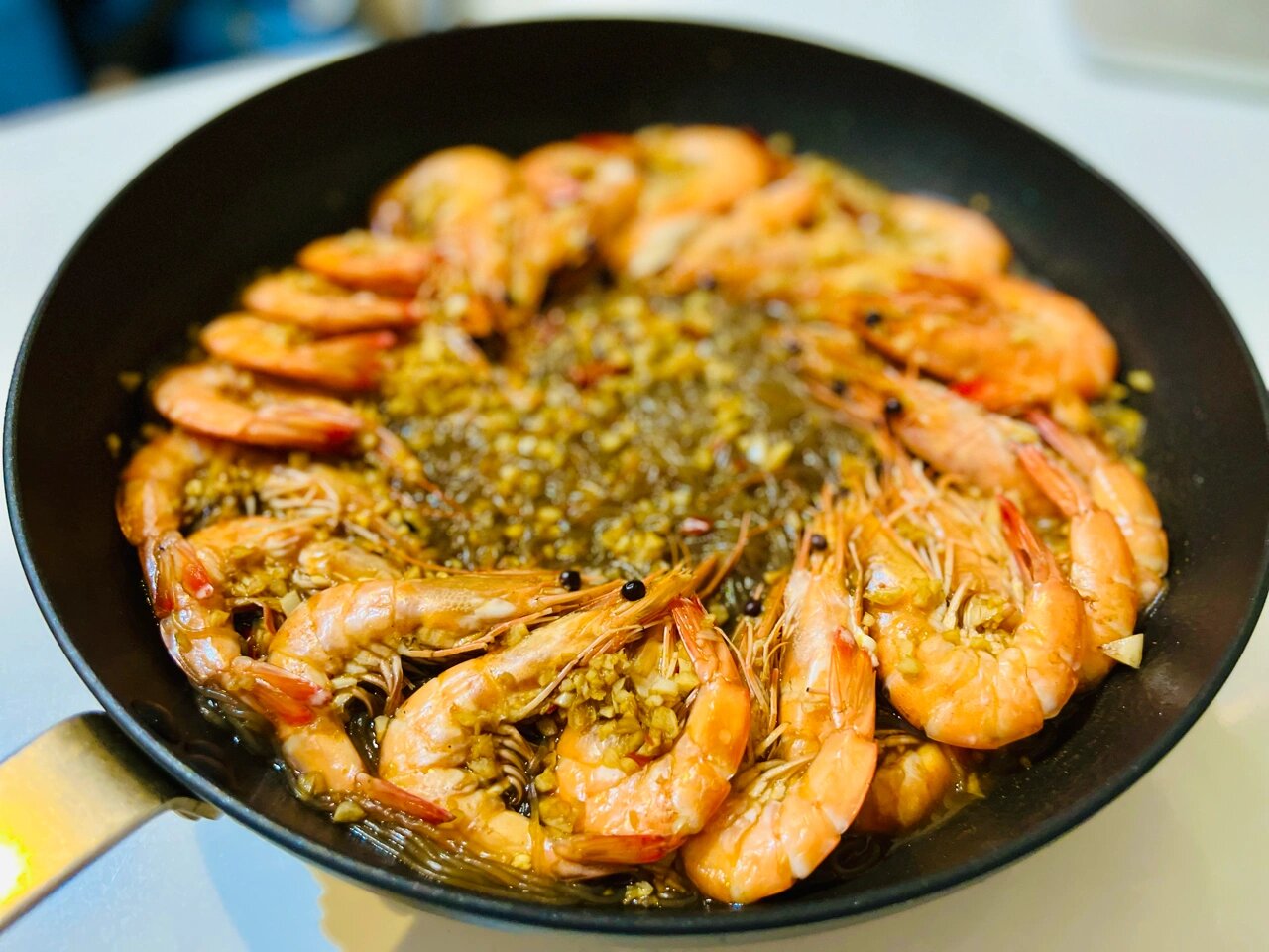 蒜蓉粉丝铁板虾 复刻了一下上学到的蒜蓉粉丝虾,感觉用铸铁锅效果更好