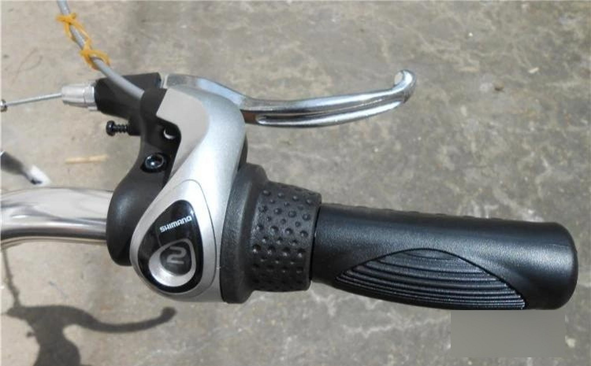 捷安特的男款莫曼顿内三速自行车有三个档位可供选择:轻,平,快(1,2,3