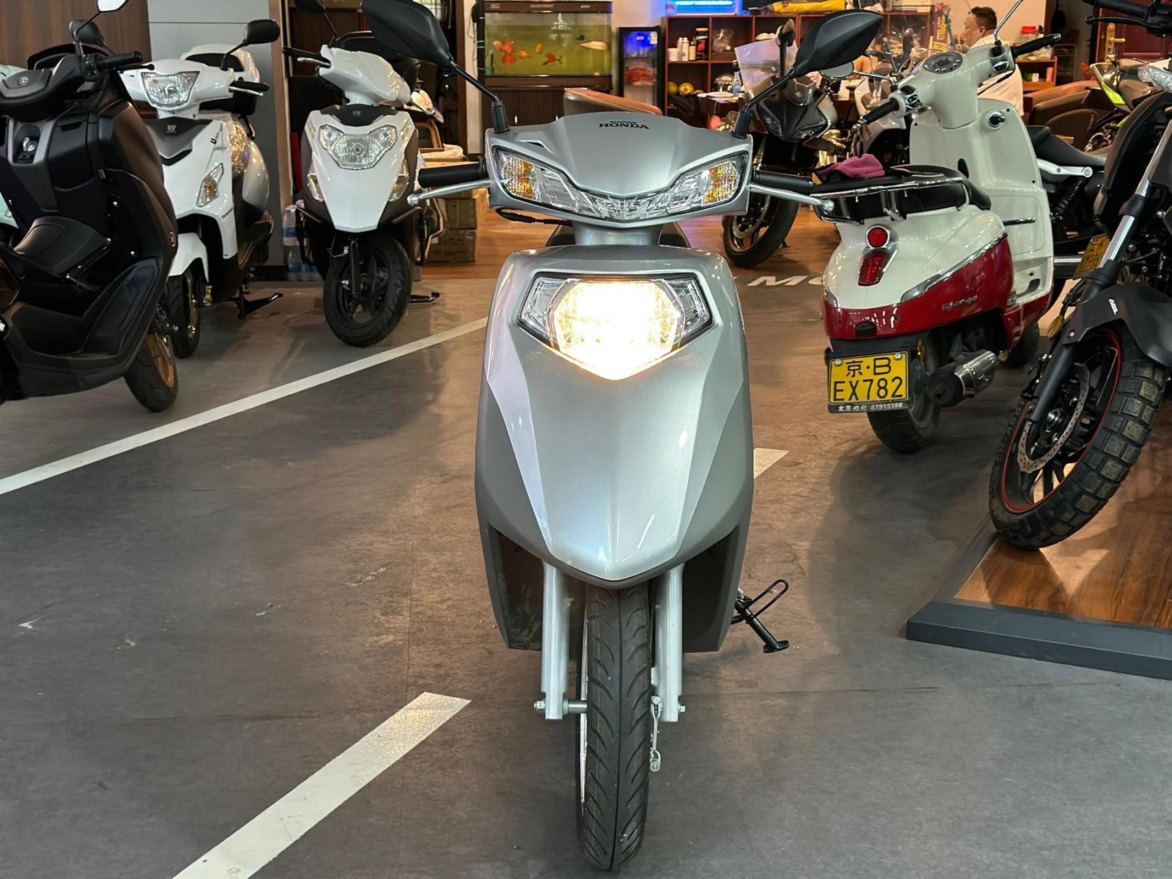 刚出炉的五羊本田-喜蕴100谁买落谁户包保险 新车6980!现在只要5980!