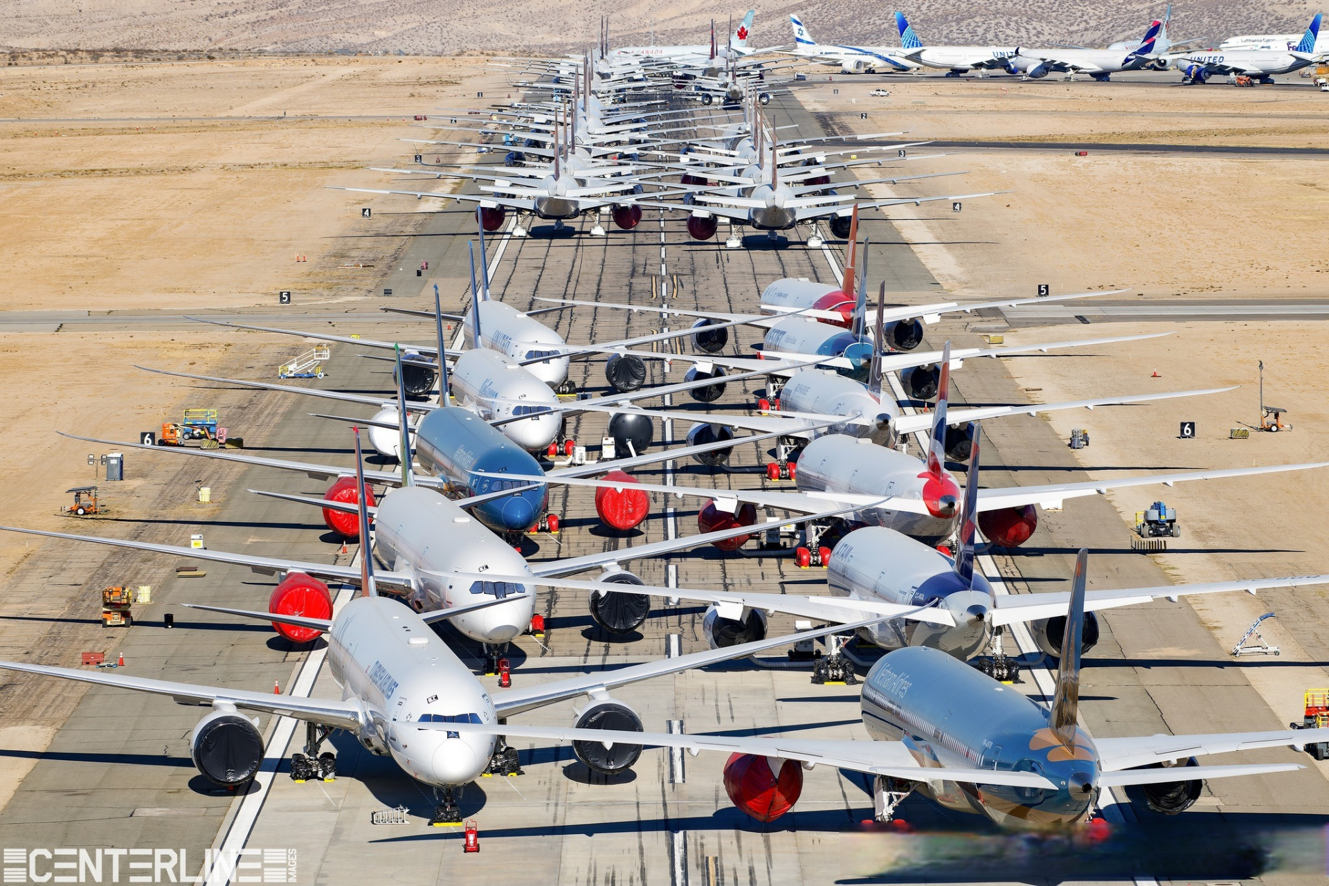 2021年12月因疫情和发动机问题而被大规模封存在南加州物流机场的787