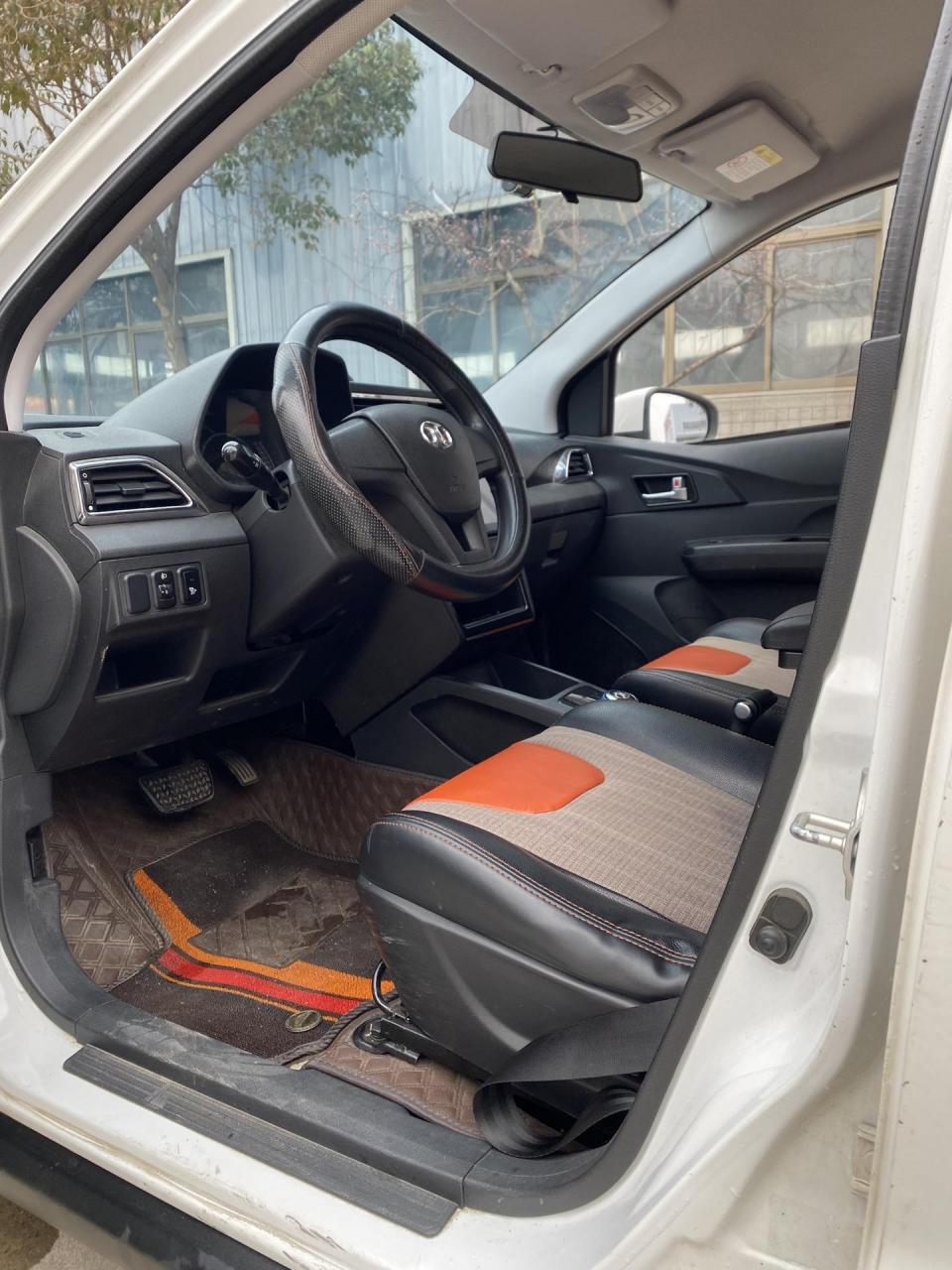 新到17年129715北汽新能源ec180,极品车况,内饰无磨损,大屏导航