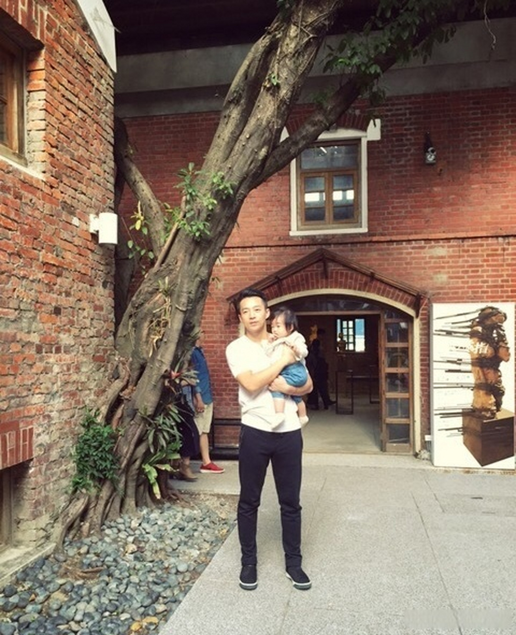 【汪小菲晒孩子打码照片】6月25日,汪小菲晒出与两个孩子的新合照