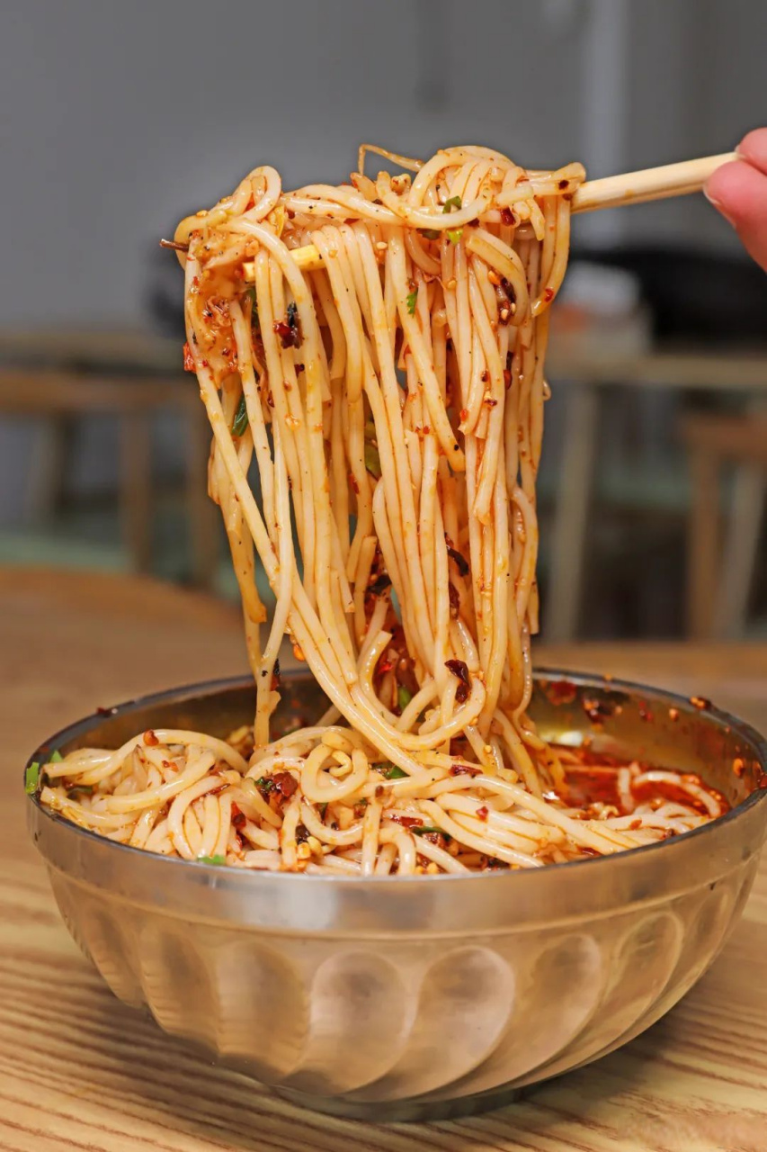 保山旅行[超话] 老艾凉鸡米线,作为保山的头部凉米线招牌之一,主打的