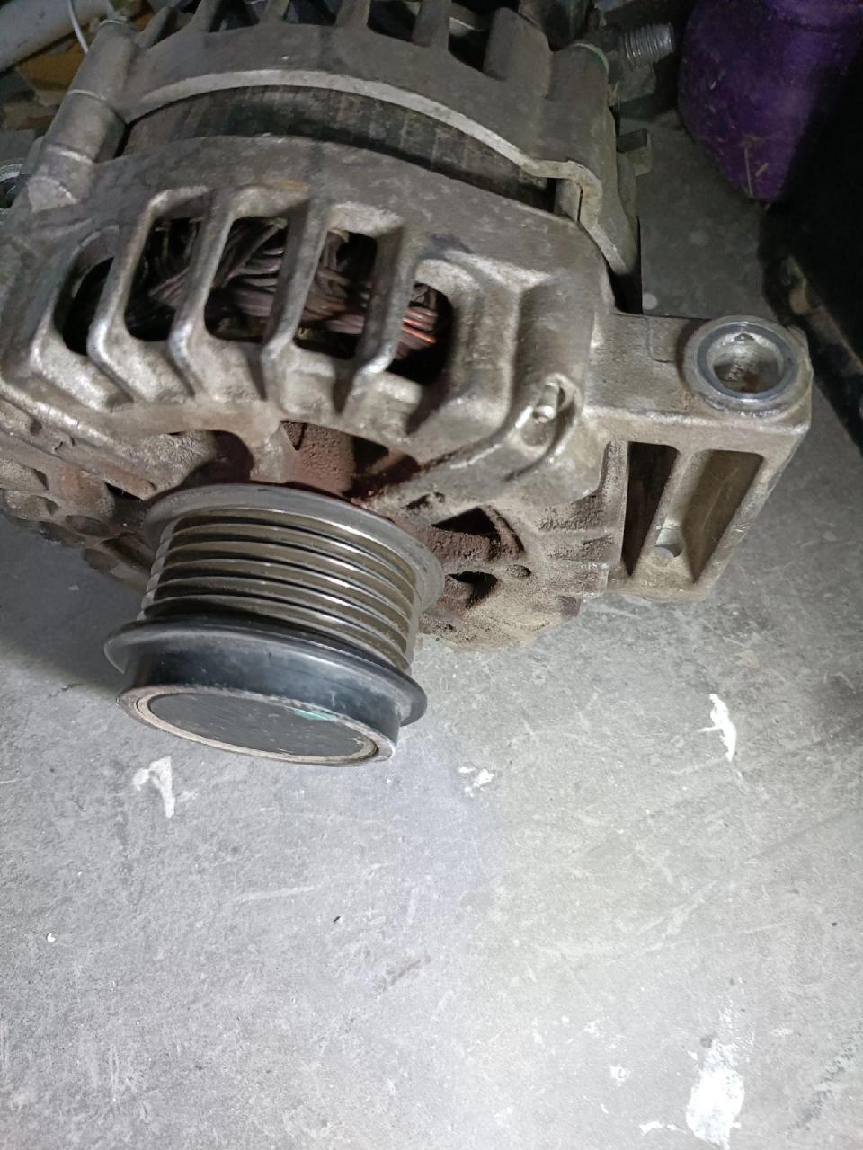 别克君越2.0t更换发电机,涨紧轮不好弄就用它直接撬一下皮带直接下来