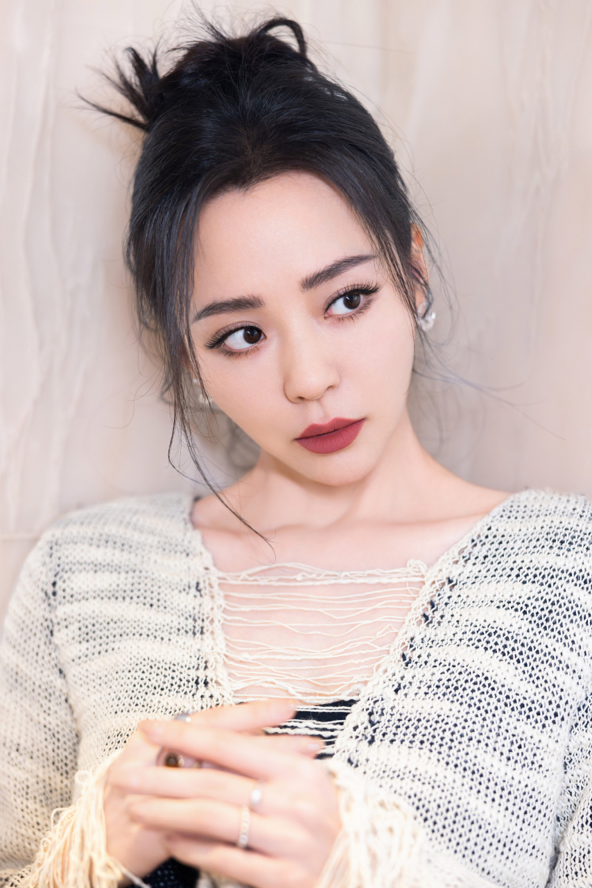 张靓颖秋日写真大片:灵感无形边界,温柔且坚韧.