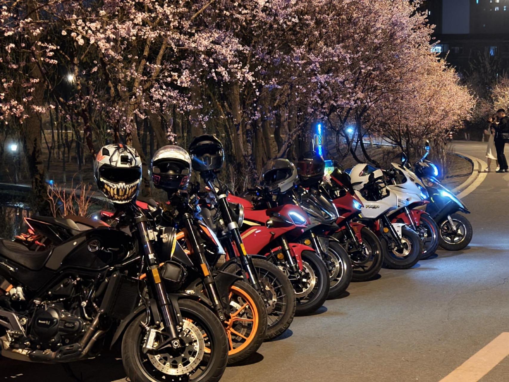 夜骑 摩托车