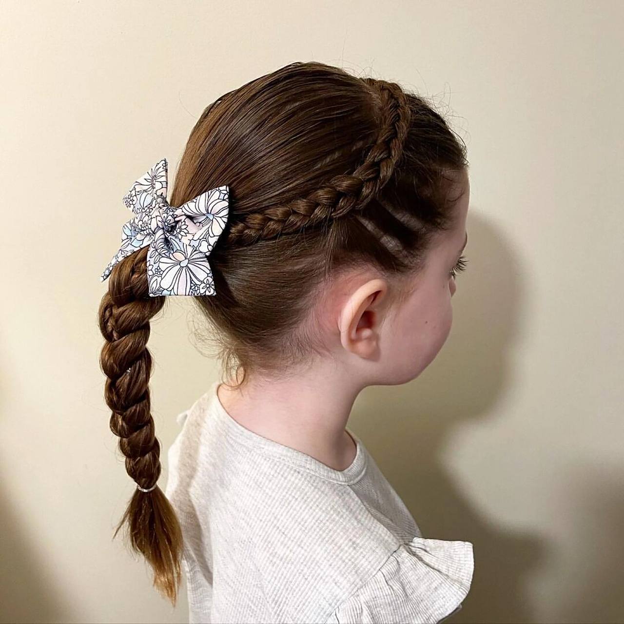 小女孩发型简单扎发推荐低扎马尾辫麻花辫 好看的小女孩编发扎法推荐