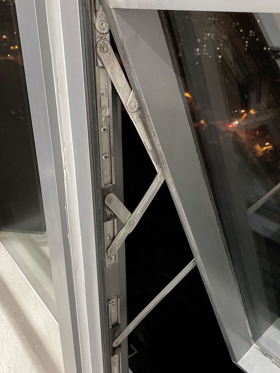 这个窗户应该怎么关!