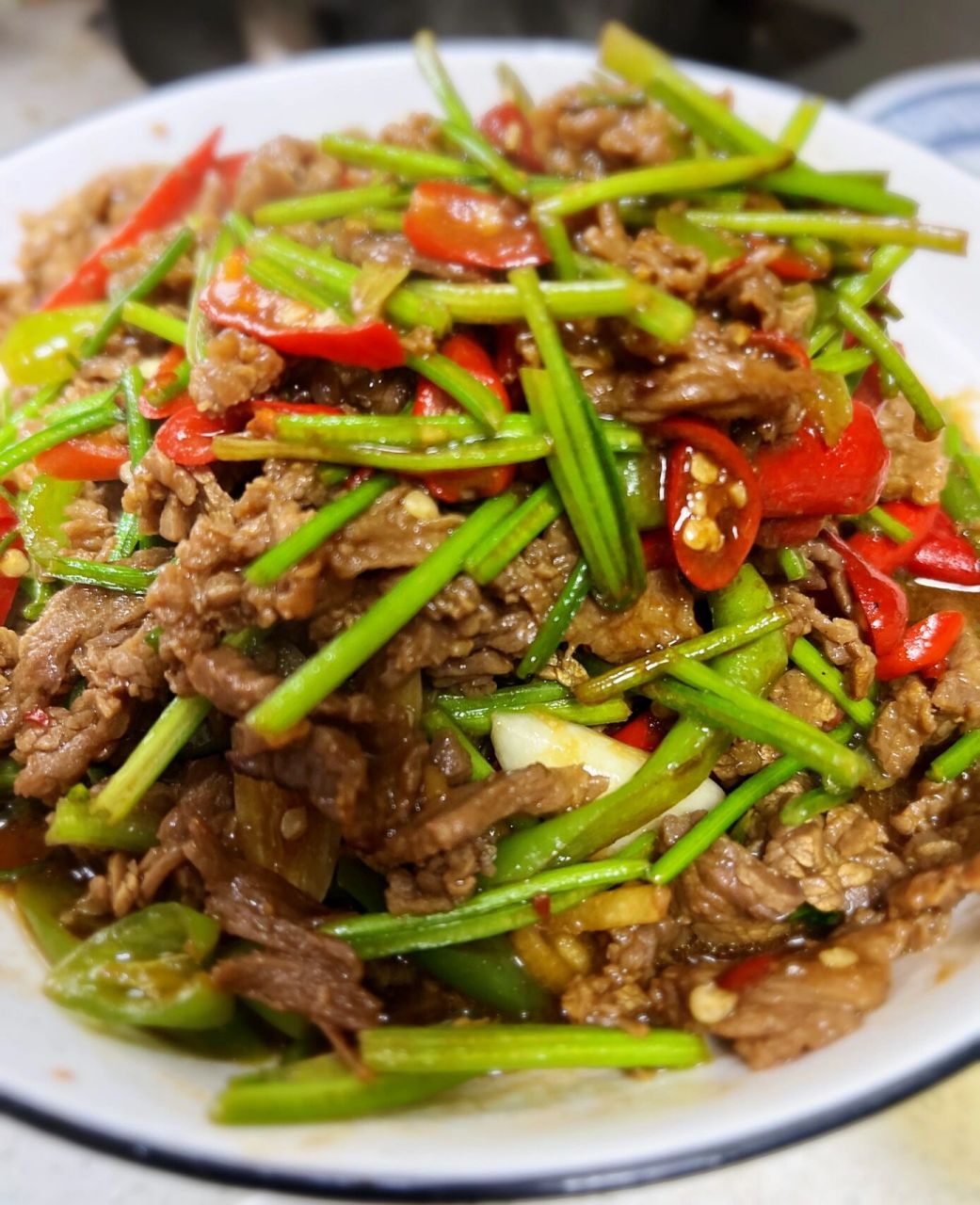 准备一块牛肉(上脑,黄瓜条,都行),逆丝切薄片,可以冻一下切,这样好切