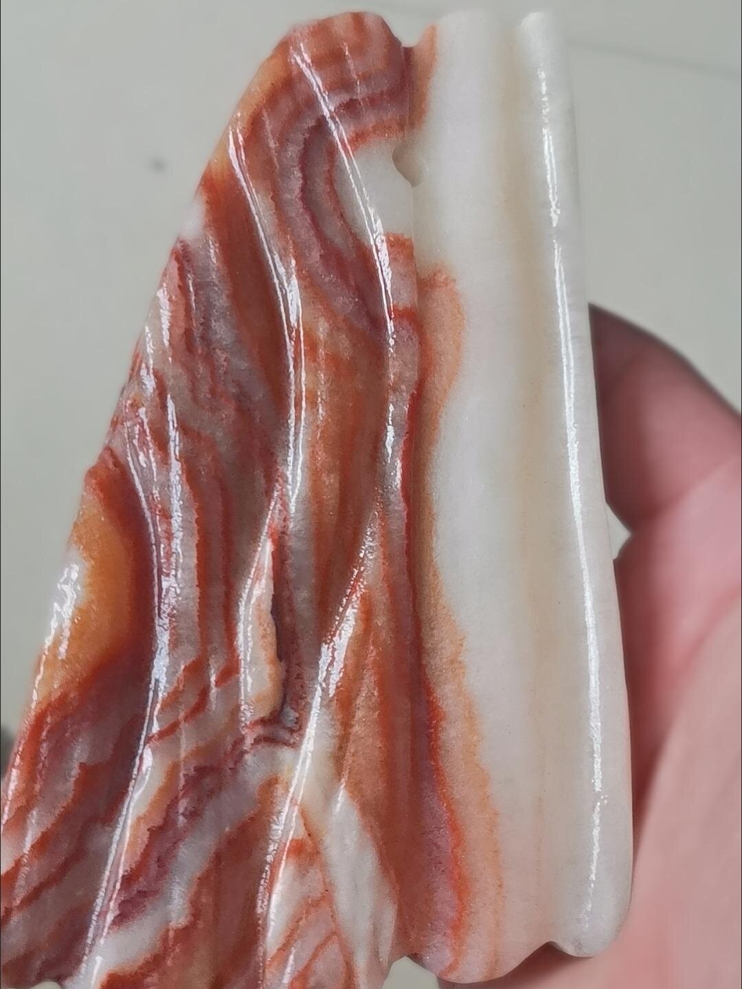 猪肉石 猪肉石系天然石种,多数属沉积岩,硅质岩或变质岩,是在地质运动