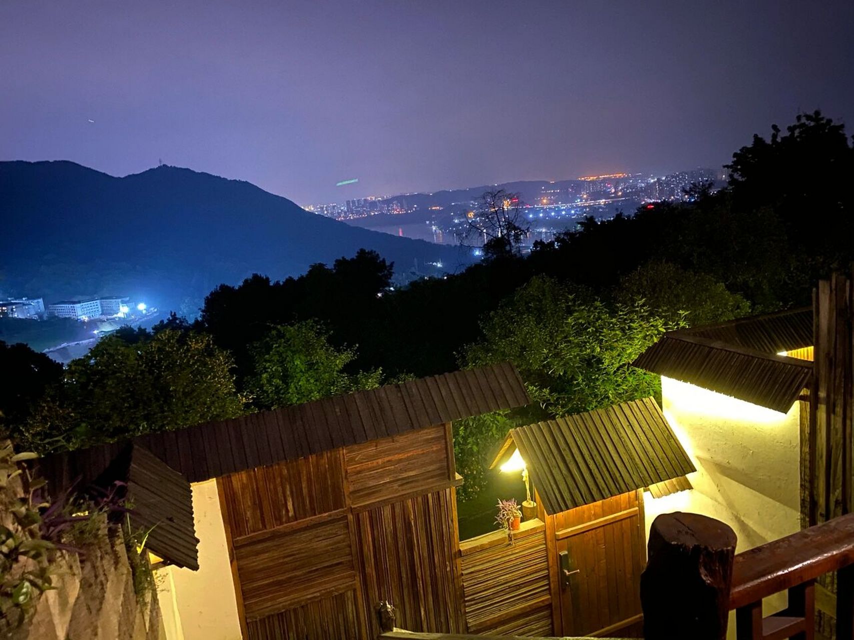 重庆南山 这家民宿堪比五星酒店#南麓朴宿 交通:民宿位于南山上,如果